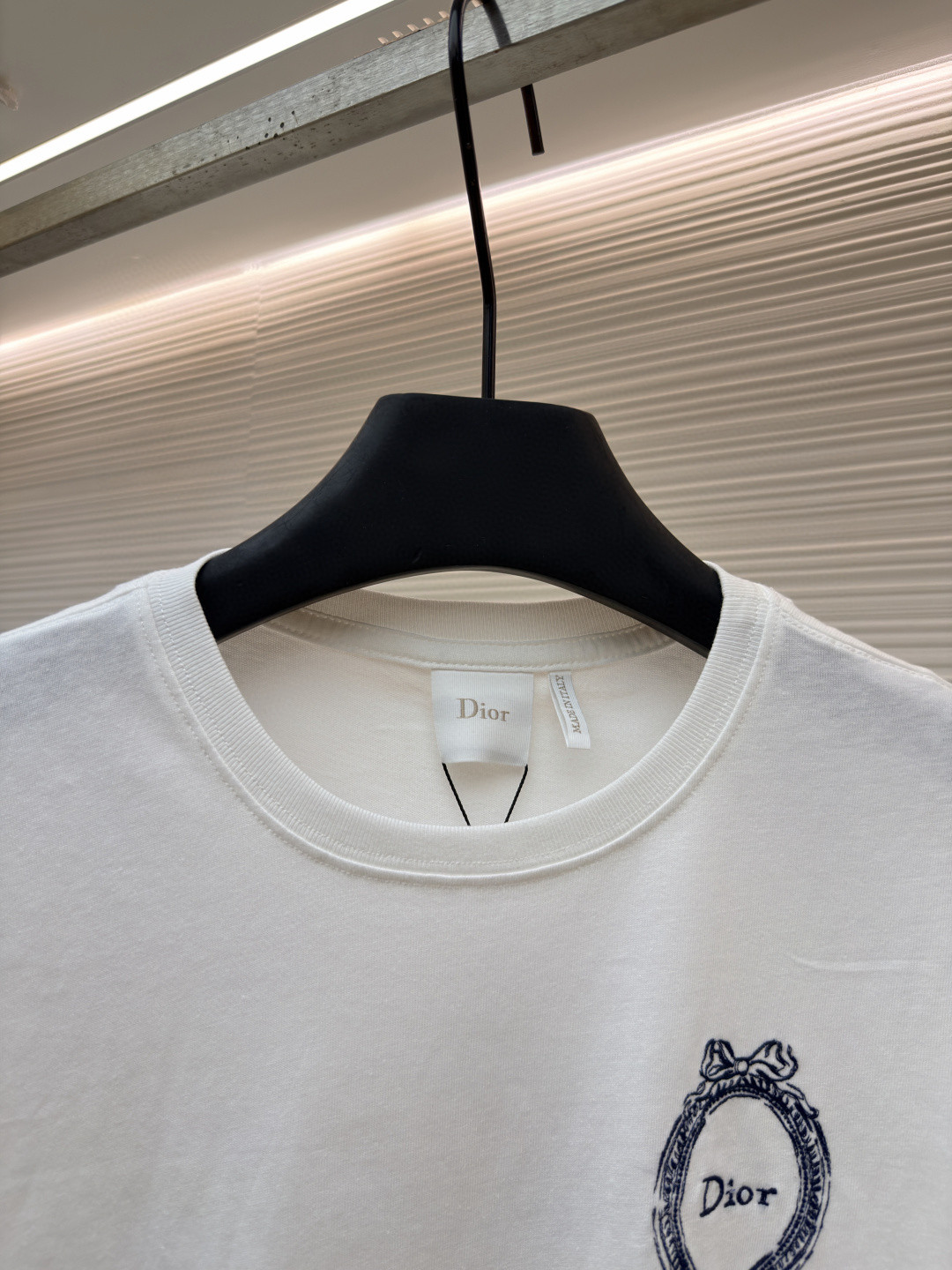 DIOR 迪奥 徽章刺绣圆领短袖 女款 白色 A0 643T13A4781-X0850