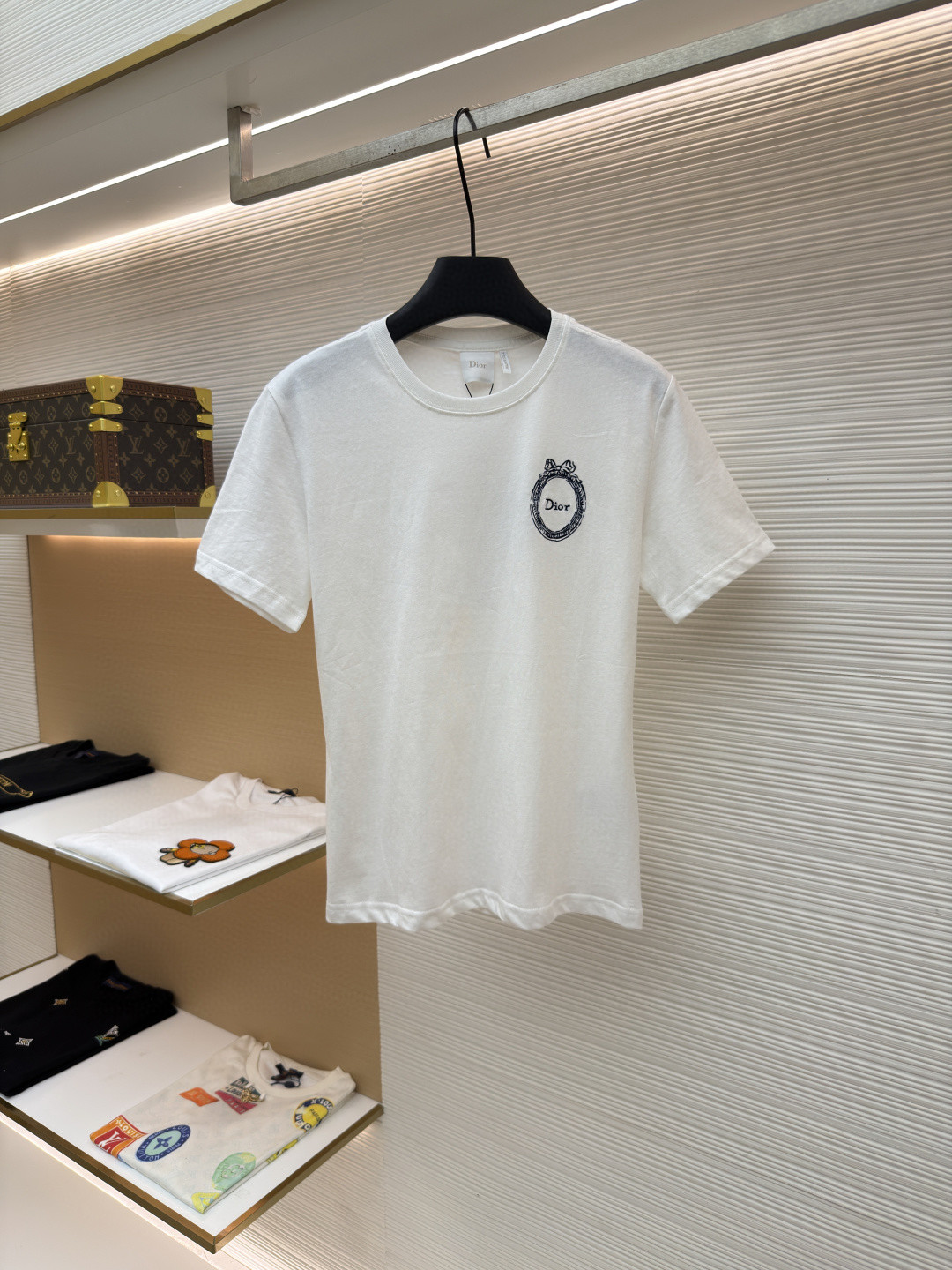DIOR 迪奥 徽章刺绣圆领短袖 女款 白色 A0 643T13A4781-X0850