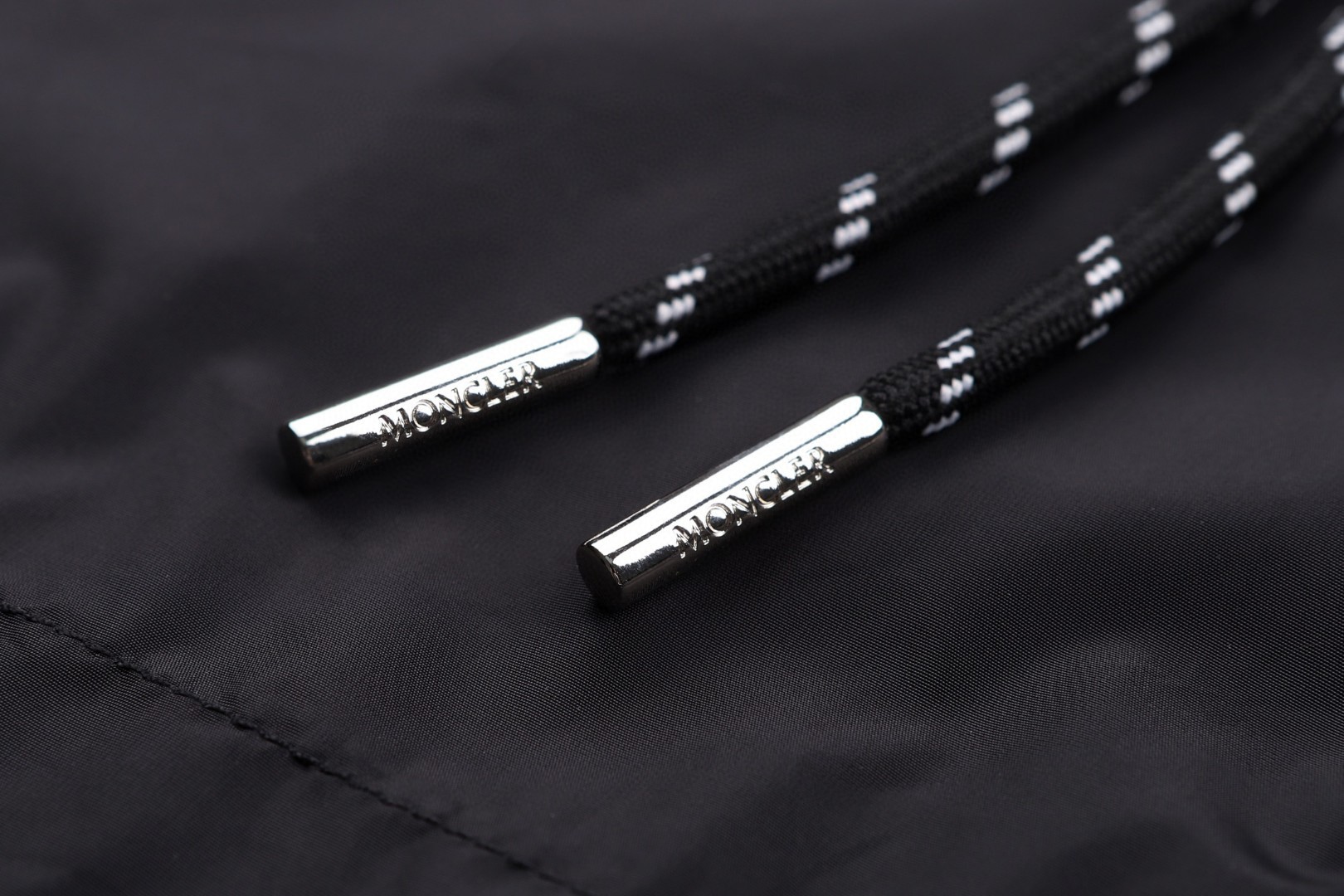Moncler 蒙口 徽章标识Nidge拉链连帽夹克 冲锋衣 外套 黑色 B L10911A00112539ZD999