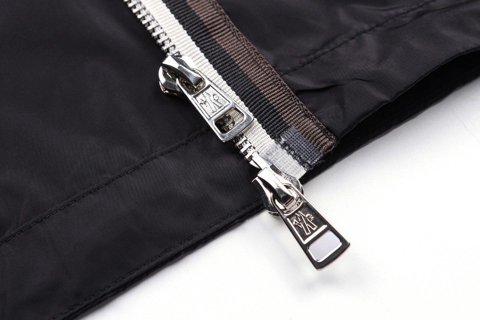 Moncler 蒙口 徽章标识Nidge拉链连帽夹克 冲锋衣 外套 黑色 B L10911A00112539ZD999
