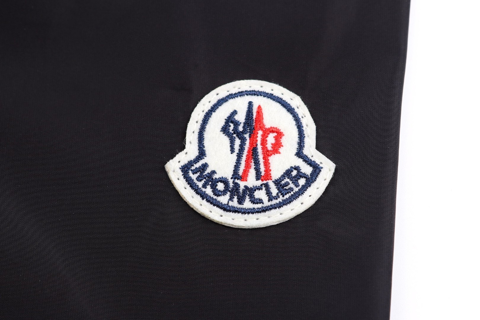 Moncler 蒙口 徽章标识Nidge拉链连帽夹克 冲锋衣 外套 黑色 B L10911A00112539ZD999