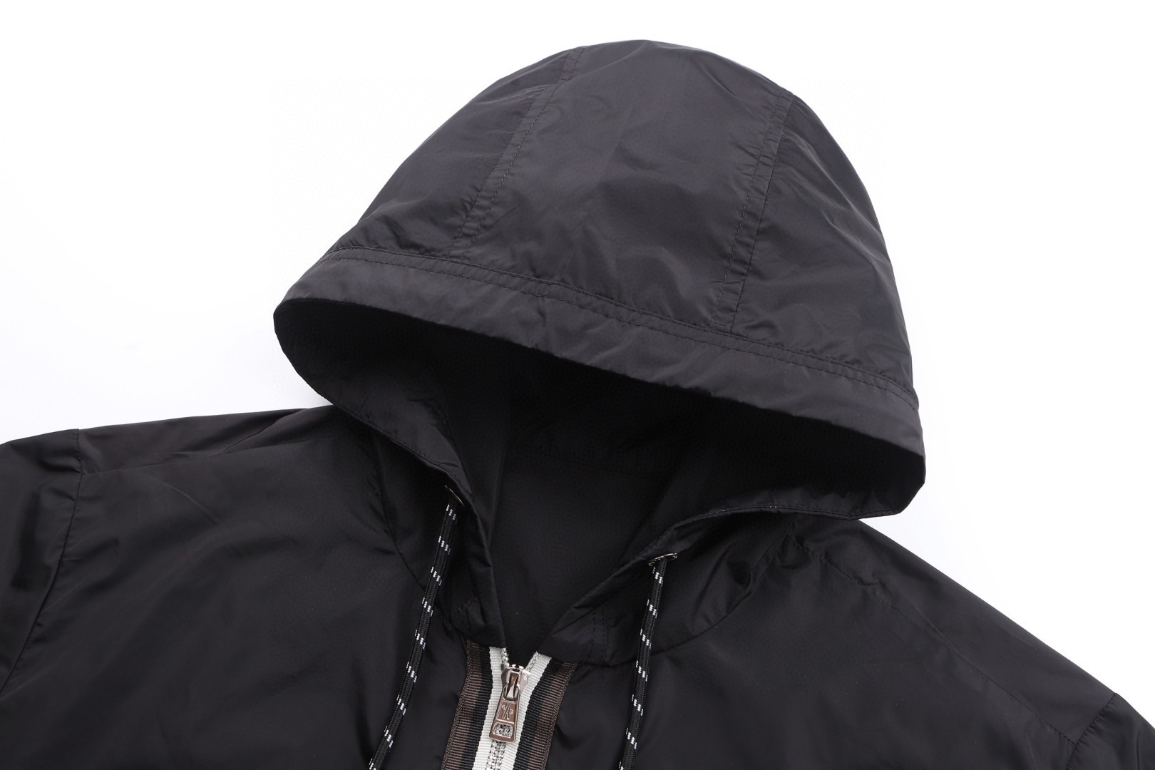 Moncler 蒙口 徽章标识Nidge拉链连帽夹克 冲锋衣 外套 黑色 B L10911A00112539ZD999
