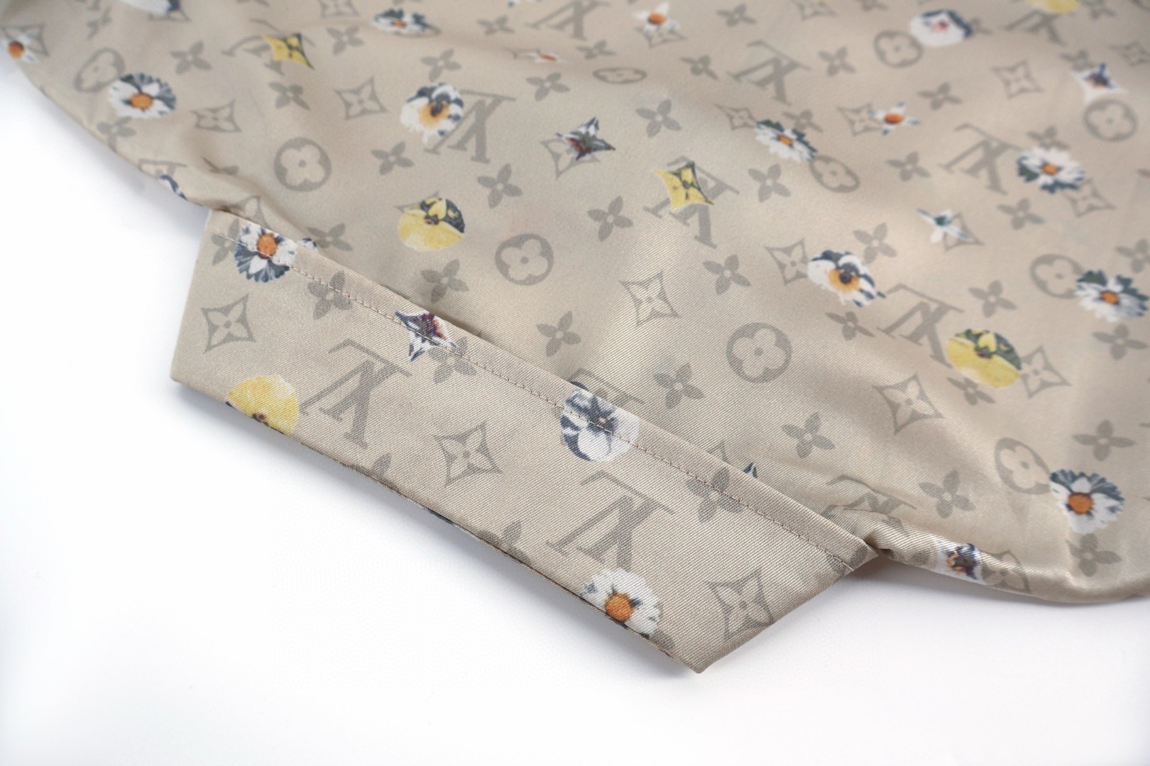 LOUIS VUITTON 路易威登 LV 满印雏菊衬衫 短袖 外套 杏色 B0 1AJW24