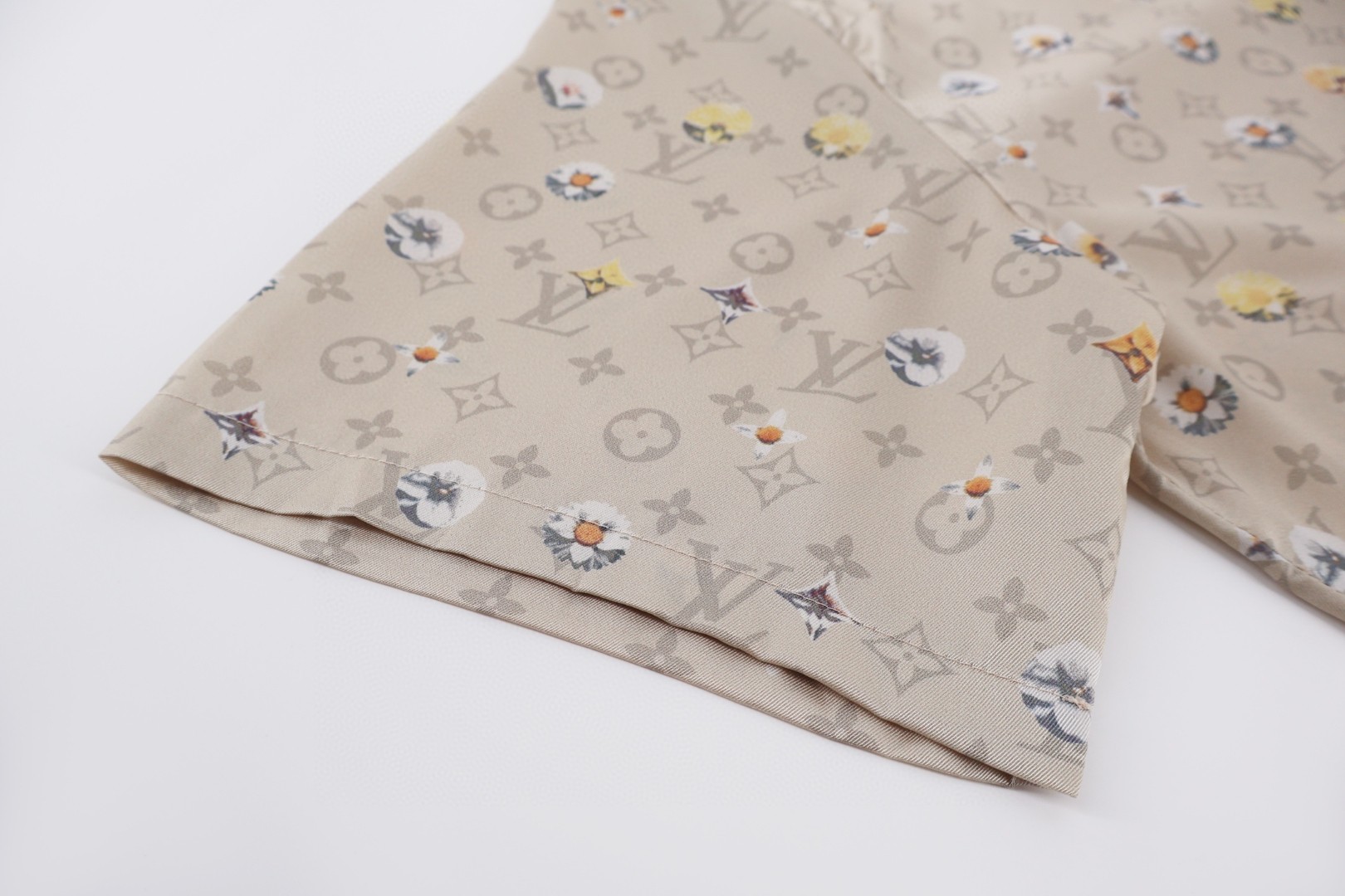 LOUIS VUITTON 路易威登 LV 满印雏菊衬衫 短袖 外套 杏色 B0 1AJW24