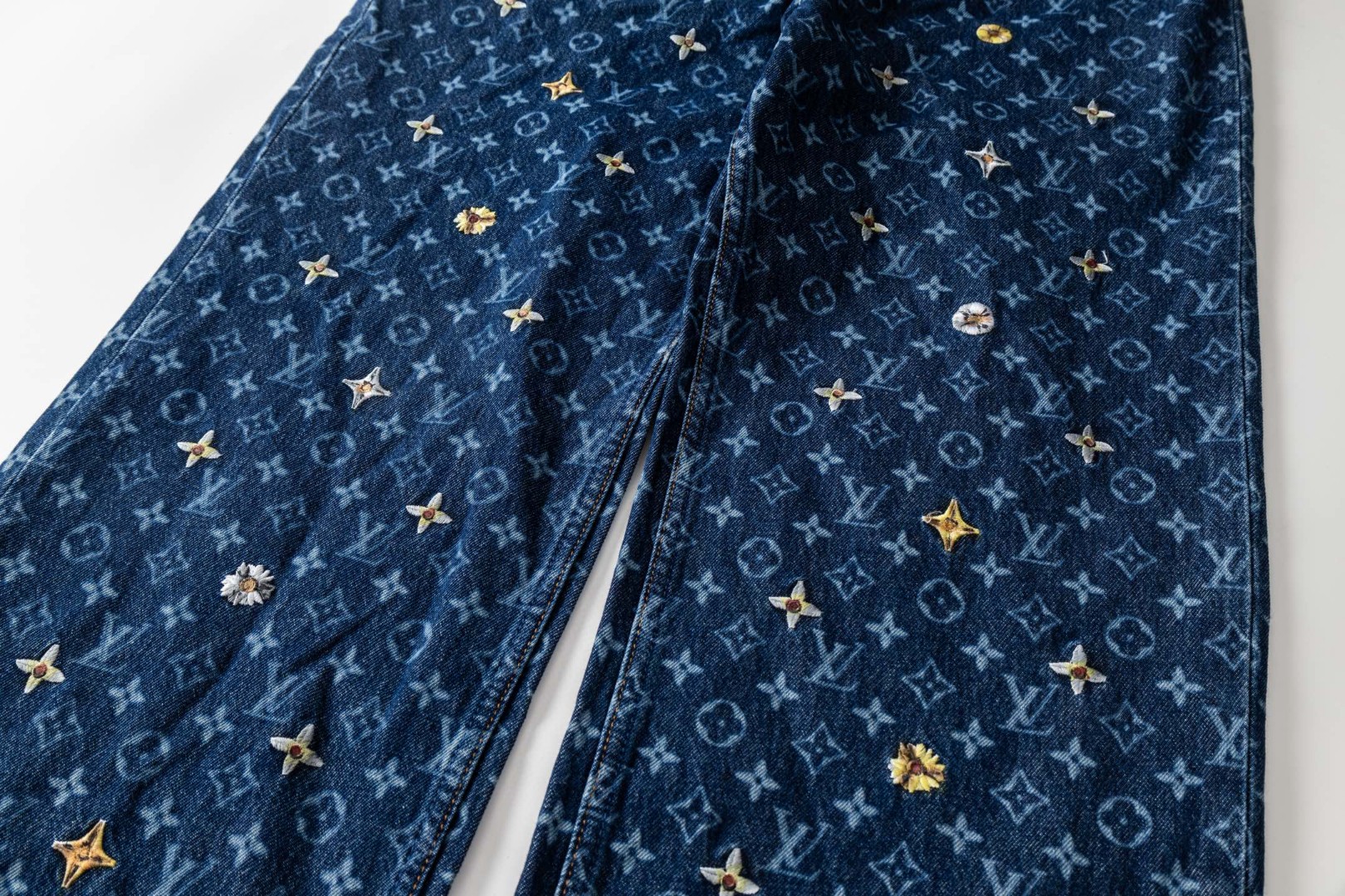 LOUIS VUITTON 路易威登 满印雏菊刺绣牛仔裤 休闲裤 长裤 裤子 蓝色 C5 1AJRNF