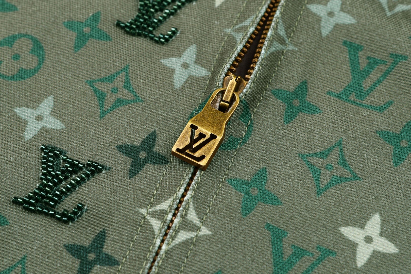 LOUIS VUITTON 路易威登 迷彩老花满印标识拉链连帽卫衣 帽衫 外套 长袖 绿色 C0 1AJBAK