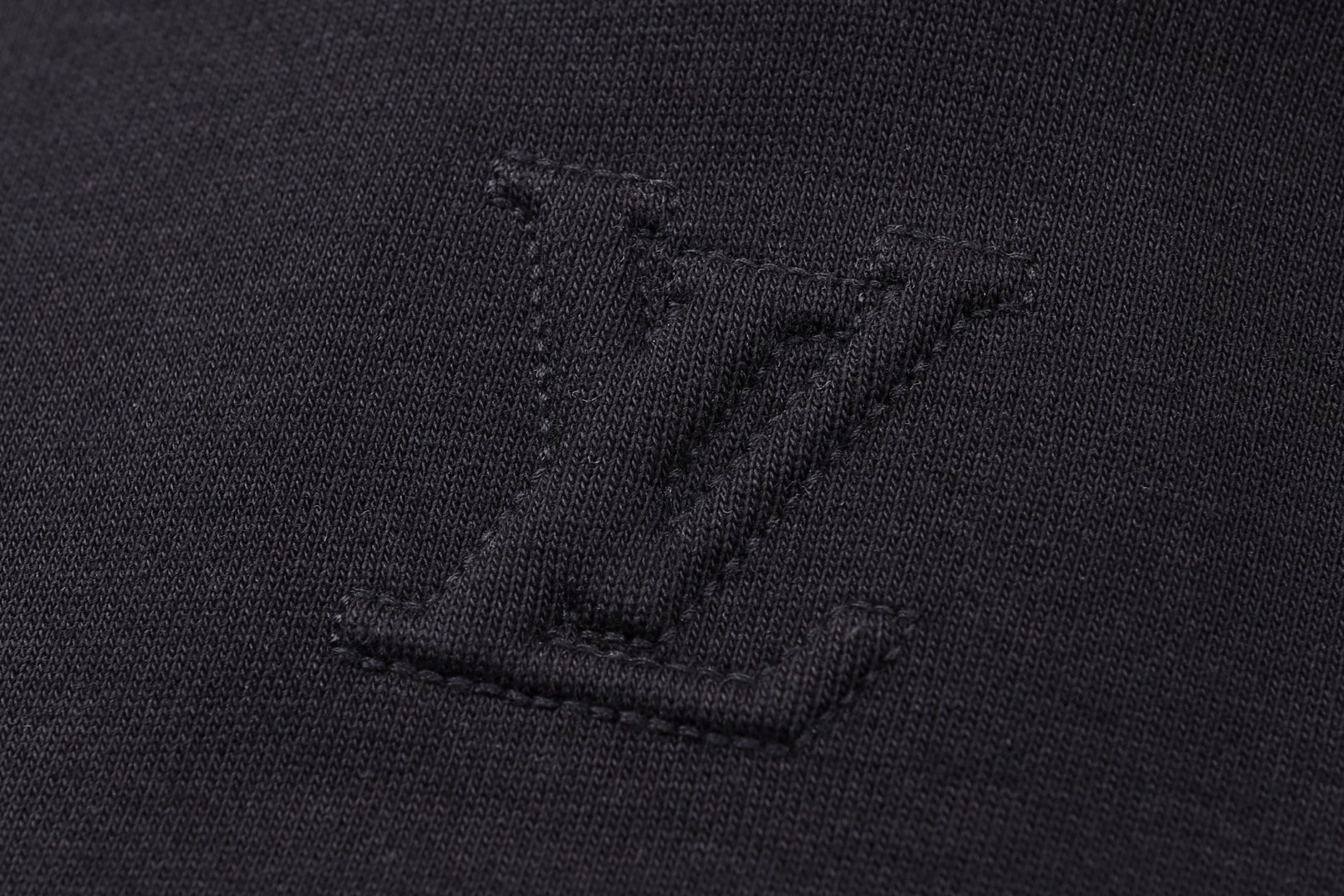 LOUIS VUITTON 路易威登 压纹logo标识连帽卫衣 帽衫 外套 长袖 白色 黑色 B0 1AGTSS