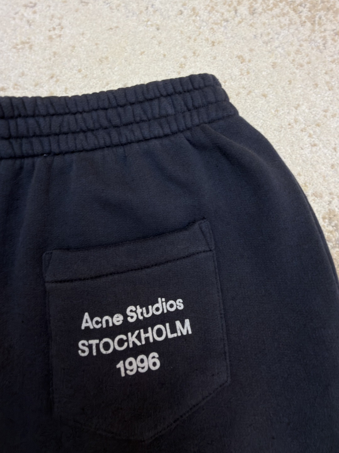 Acne Studios 1996后袋印花水洗运动裤 卫裤 休闲裤 长裤 裤子 黑色 A7