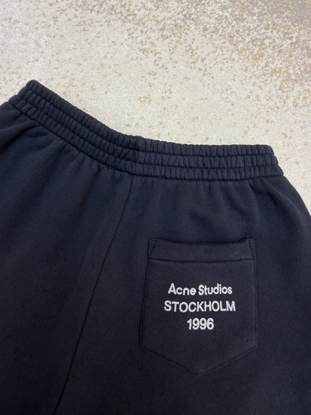 Acne Studios 1996后袋印花水洗运动裤 卫裤 休闲裤 长裤 裤子 黑色 A7