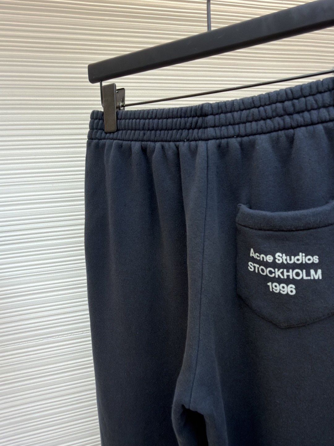 Acne Studios 1996后袋印花水洗运动裤 卫裤 休闲裤 长裤 裤子 黑色 A7
