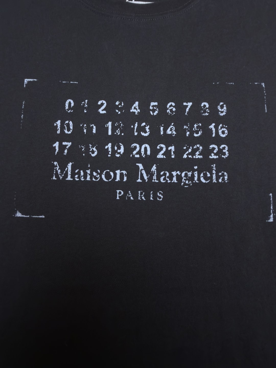 Maison Margiela 马吉拉 未完成刺绣印花圆领短袖 T恤 套头 夏季 卡其色 黑色 A0 