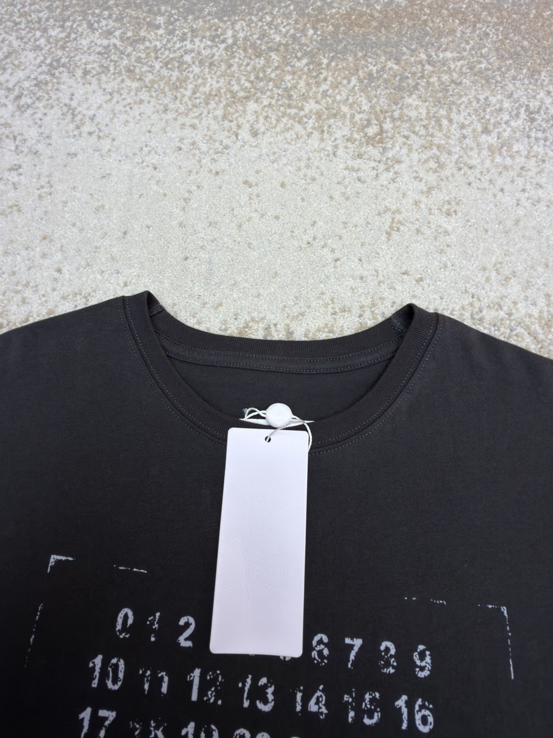 Maison Margiela 马吉拉 未完成刺绣印花圆领短袖 T恤 套头 夏季 卡其色 黑色 A0 