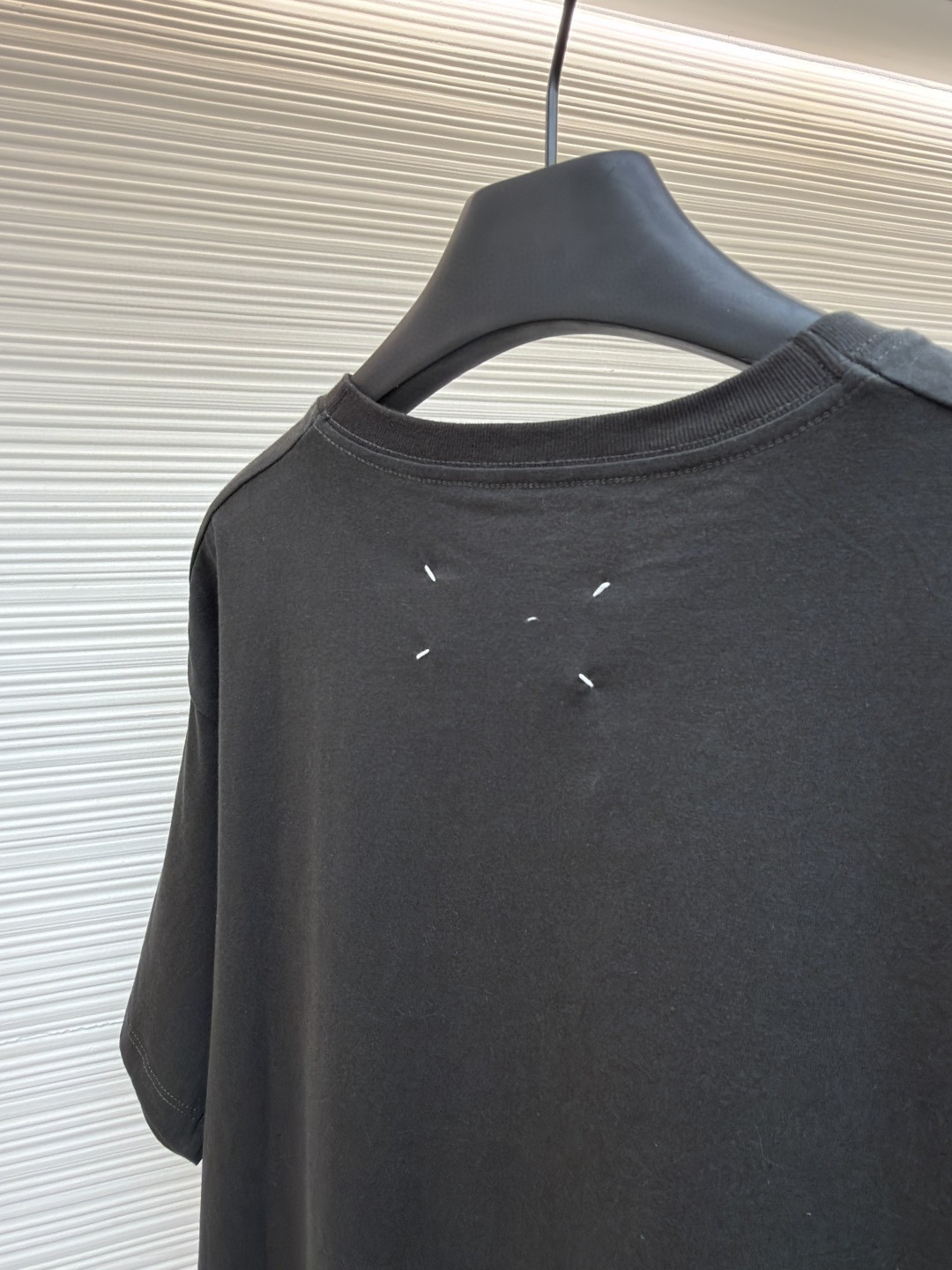 Maison Margiela 马吉拉 未完成刺绣印花圆领短袖 T恤 套头 夏季 卡其色 黑色 A0 