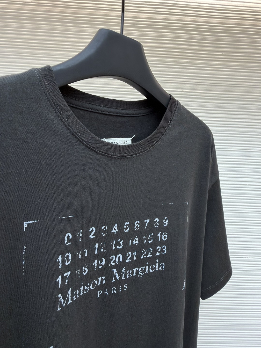 Maison Margiela 马吉拉 未完成刺绣印花圆领短袖 T恤 套头 夏季 卡其色 黑色 A0 