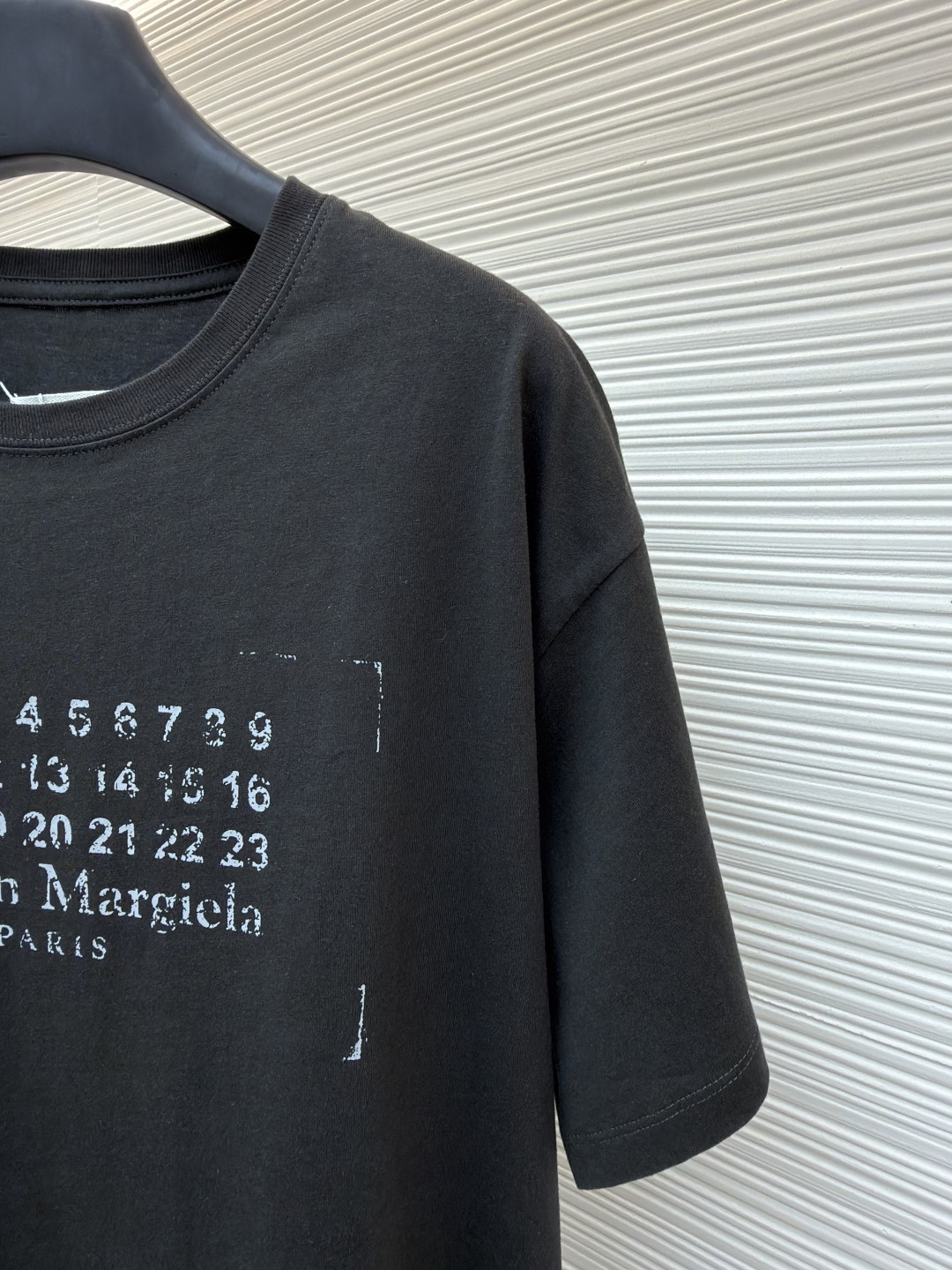 Maison Margiela 马吉拉 未完成刺绣印花圆领短袖 T恤 套头 夏季 卡其色 黑色 A0 