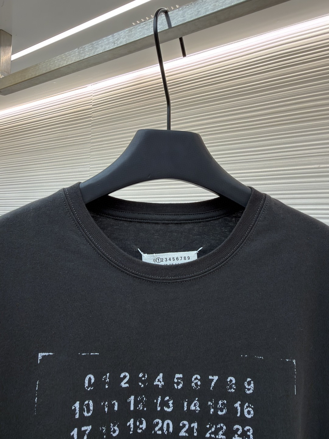Maison Margiela 马吉拉 未完成刺绣印花圆领短袖 T恤 套头 夏季 卡其色 黑色 A0 