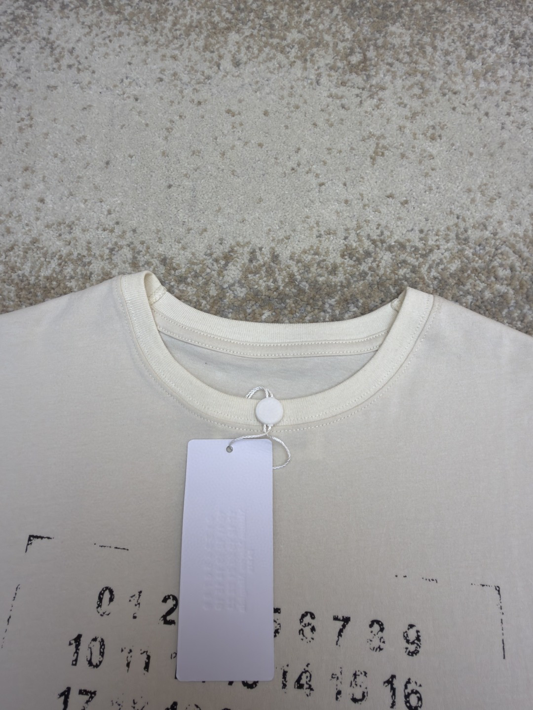 Maison Margiela 马吉拉 未完成刺绣印花圆领短袖 T恤 套头 夏季 卡其色 黑色 A0 