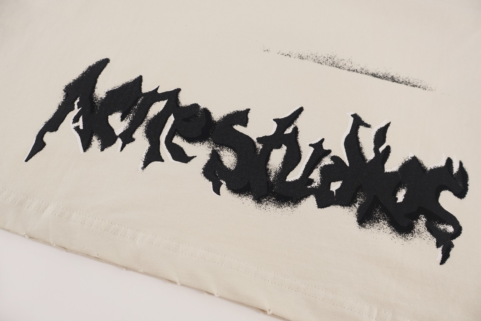 Acne Studios 喷绘哥特字母做旧圆领T恤 打底衫 长袖 白色 黑色 A5 CL0444-DC6