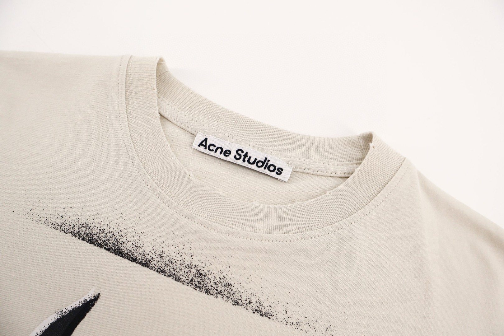 Acne Studios 喷绘哥特字母做旧圆领T恤 打底衫 长袖 白色 黑色 A5 CL0444-DC6
