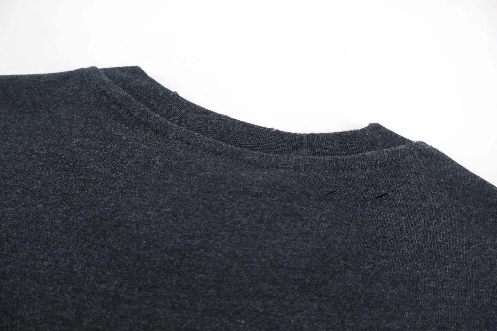 Acne Studios 喷绘哥特字母做旧圆领T恤 打底衫 长袖 白色 黑色 A5 CL0444-DC6