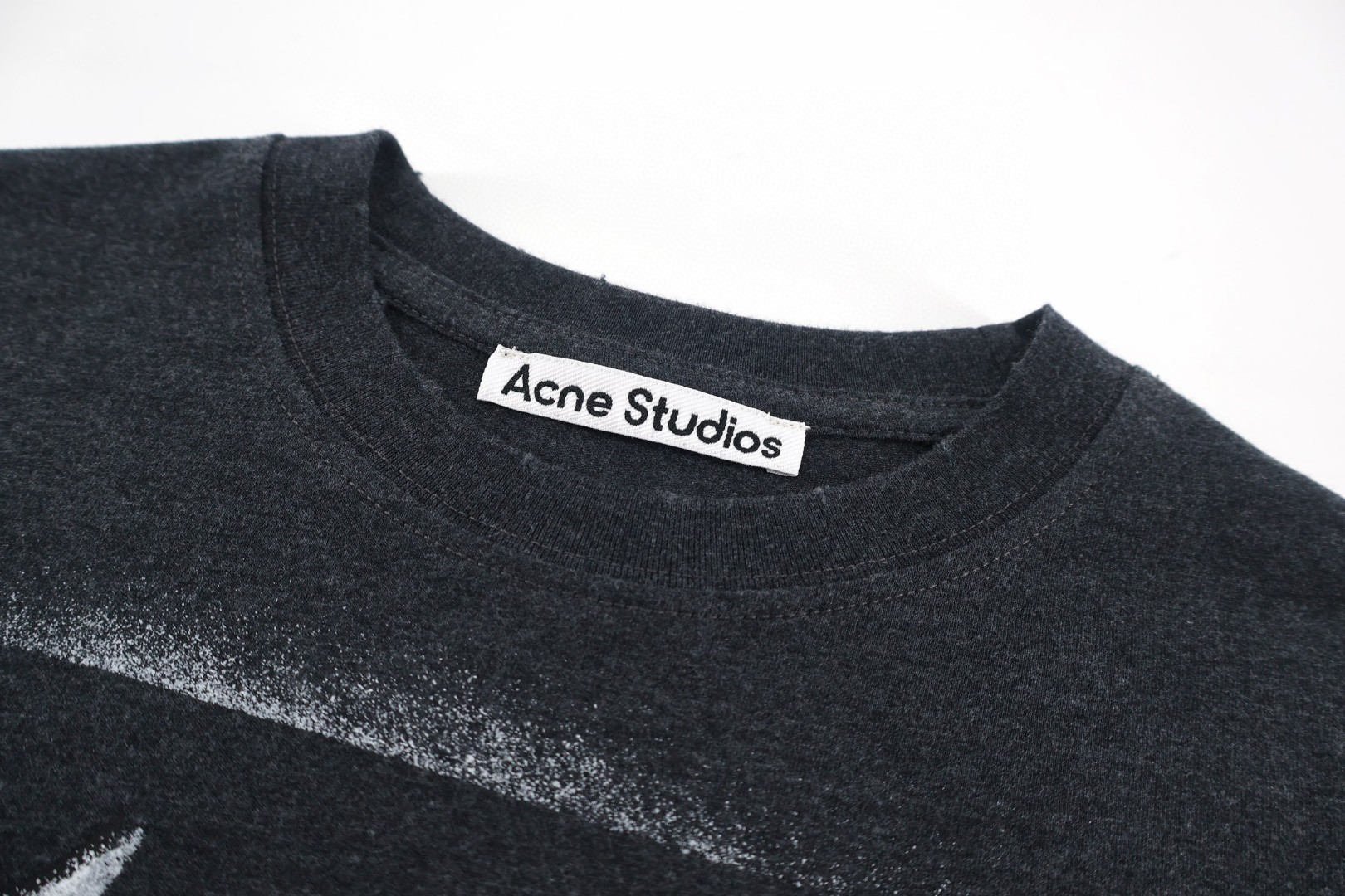 Acne Studios 喷绘哥特字母做旧圆领T恤 打底衫 长袖 白色 黑色 A5 CL0444-DC6