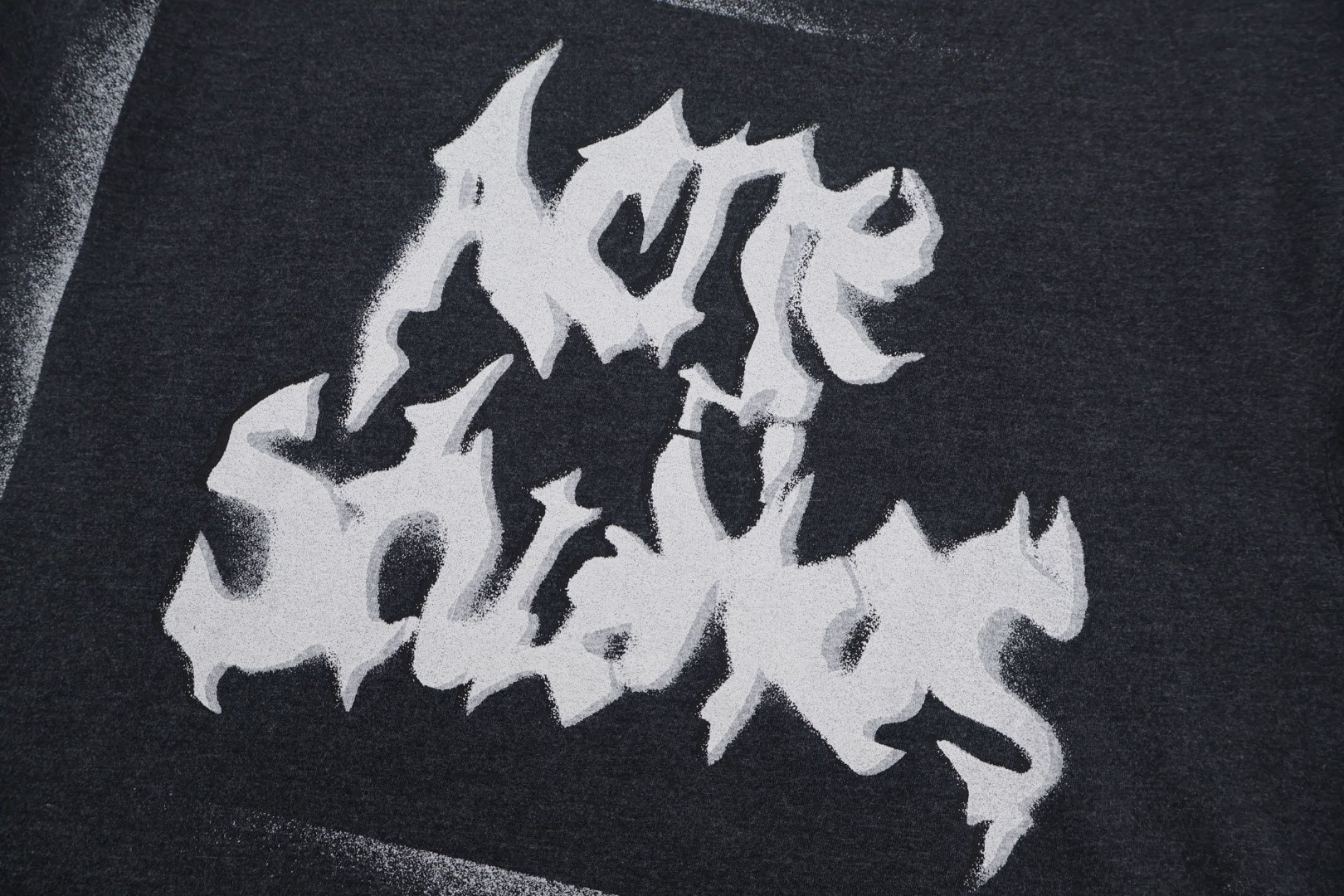 Acne Studios 喷绘哥特字母做旧圆领T恤 打底衫 长袖 白色 黑色 A5 CL0444-DC6