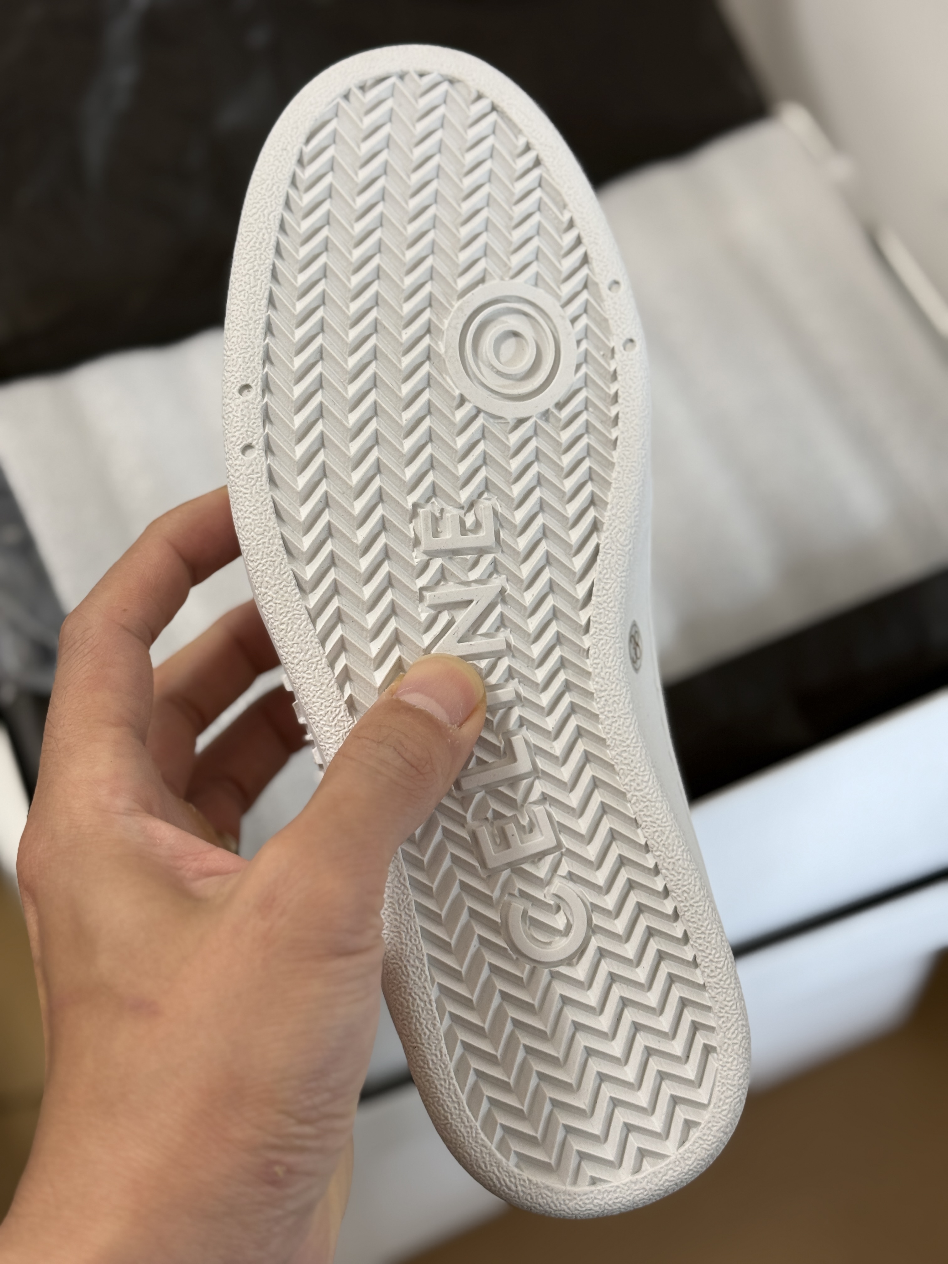 Celine 赛琳  Trainer 圆头 低筒 板鞋  白色 