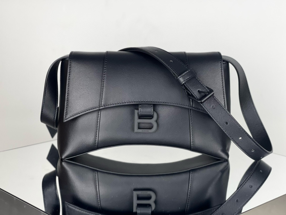 29CM Balenciag 巴黎世家 𝗛𝗼𝘂𝗿𝗴𝗹𝗮𝘀𝘀 沙漏 标志性浮雕品牌 可调节 牛皮 单肩 斜挎 手提包 男女款  黑色