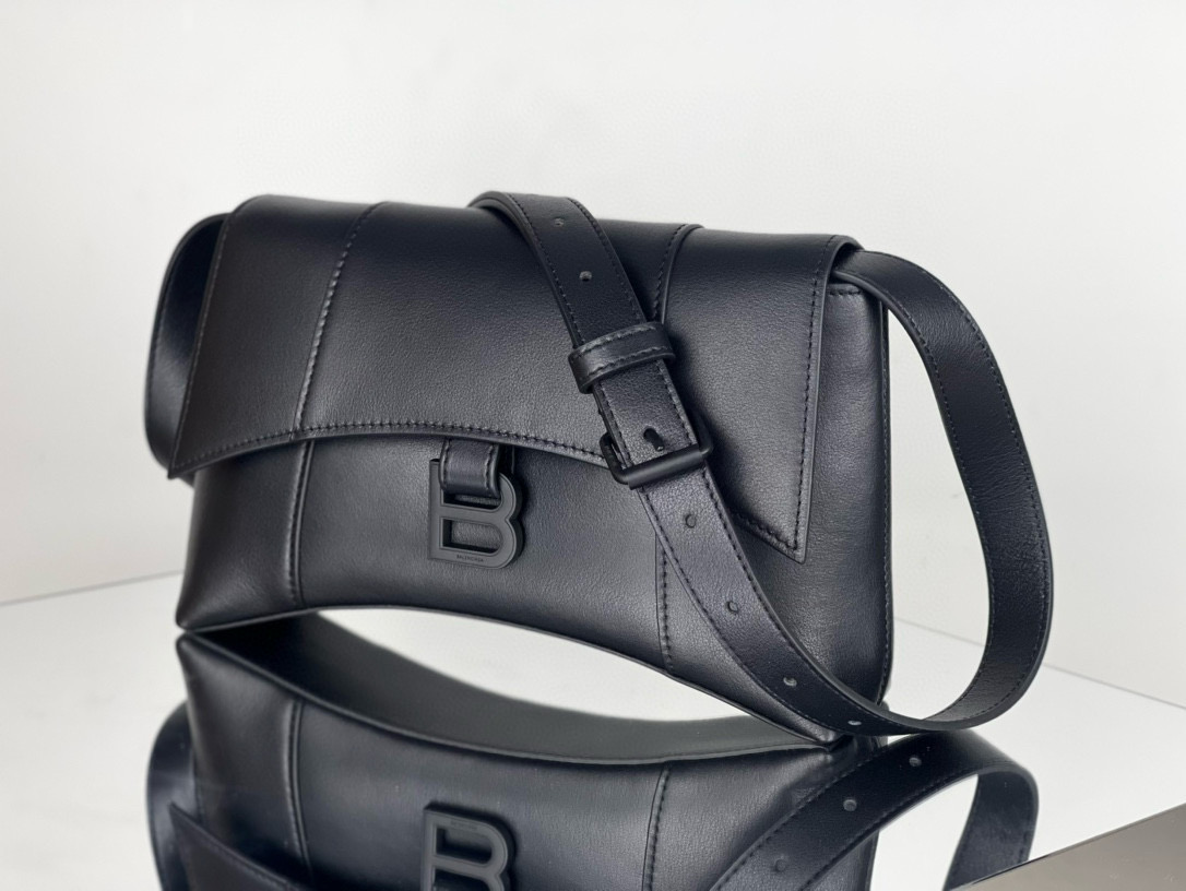 29CM Balenciag 巴黎世家 𝗛𝗼𝘂𝗿𝗴𝗹𝗮𝘀𝘀 沙漏 标志性浮雕品牌 可调节 牛皮 单肩 斜挎 手提包 男女款  黑色
