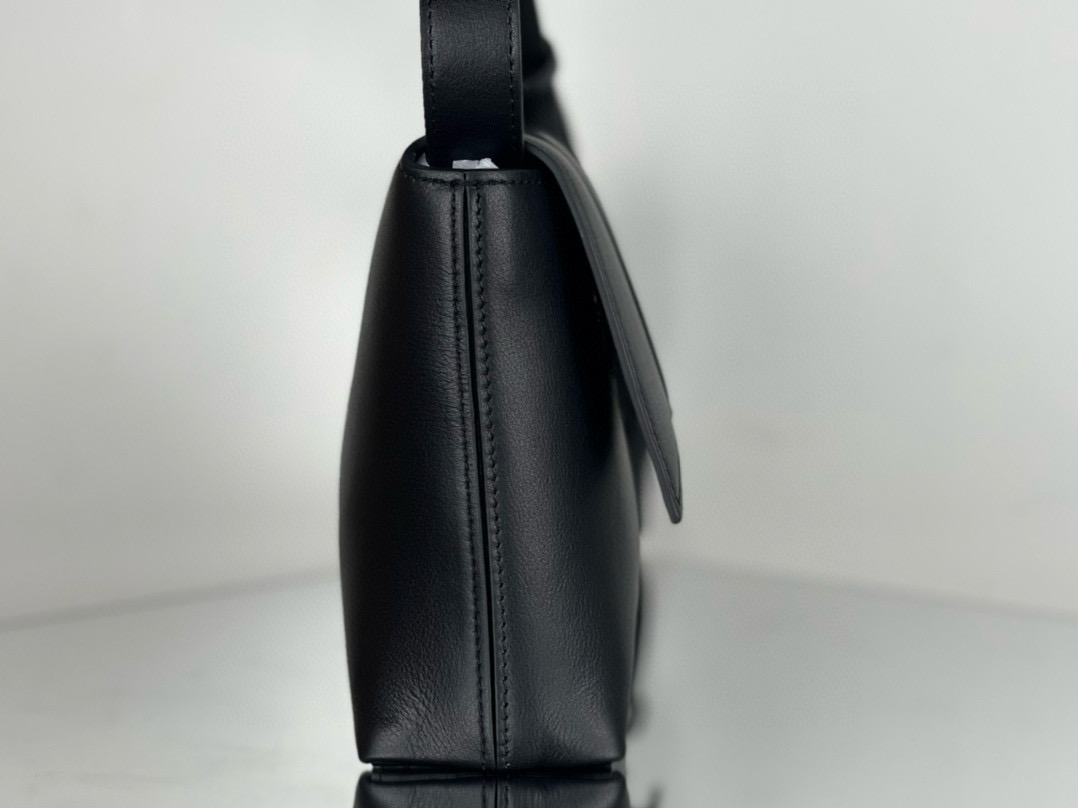 29CM Balenciag 巴黎世家 𝗛𝗼𝘂𝗿𝗴𝗹𝗮𝘀𝘀 沙漏 标志性浮雕品牌 可调节 牛皮 单肩 斜挎 手提包 男女款  黑色