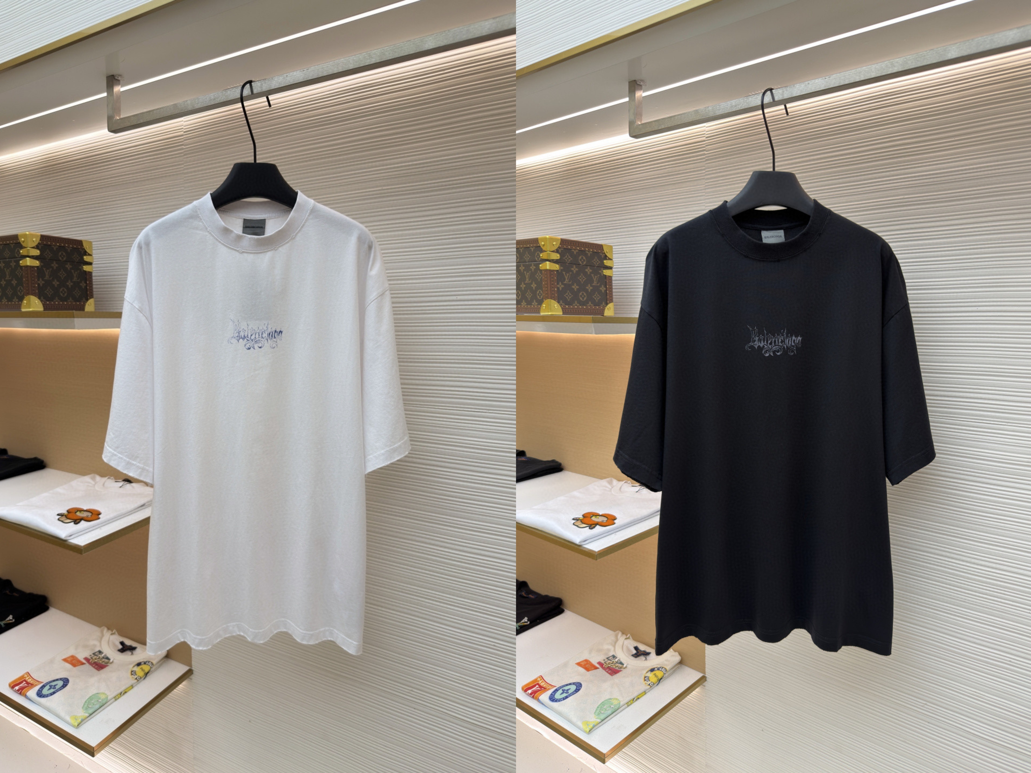 Balenciaga 巴黎世家 哥特字母艺术风格洗水破洞圆领短袖 T恤 夏季 白色 黑色 A0 