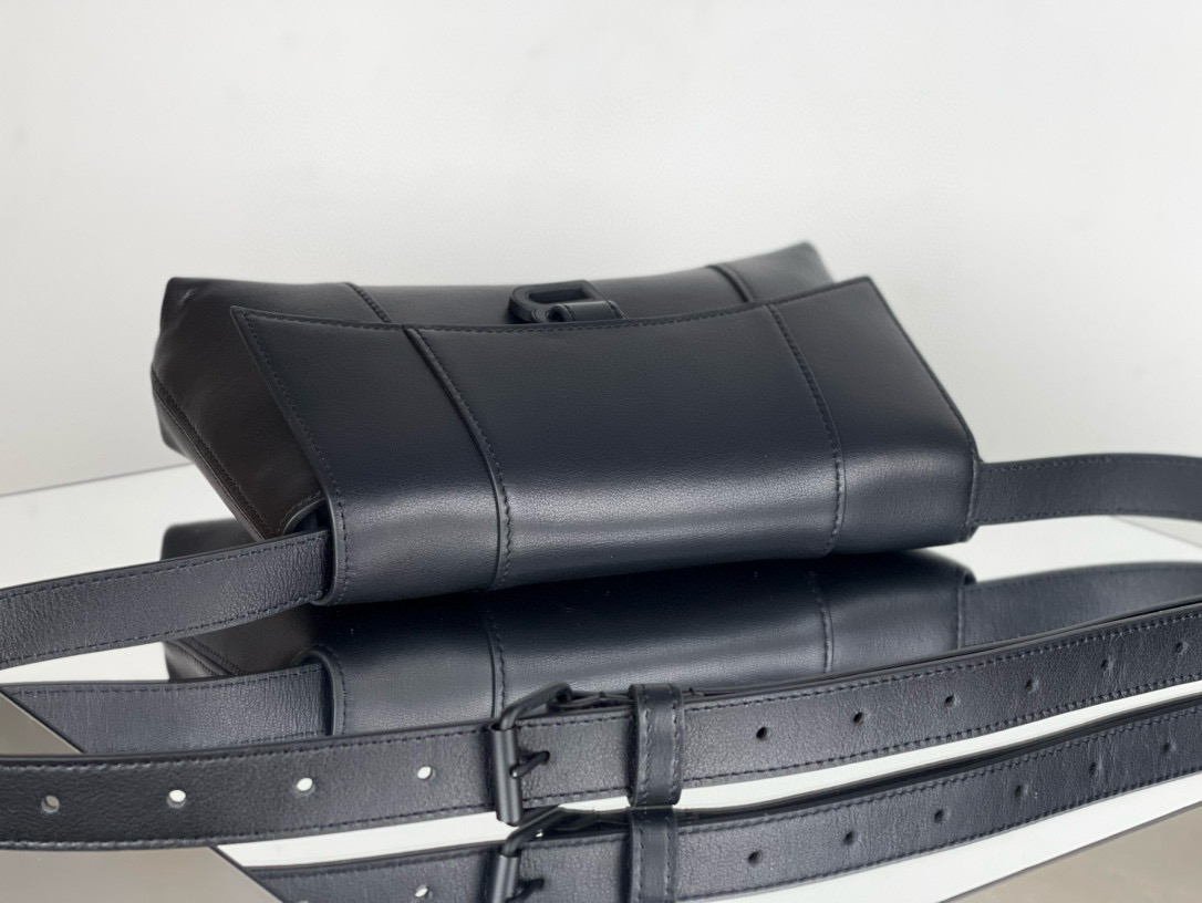 29CM Balenciag 巴黎世家 𝗛𝗼𝘂𝗿𝗴𝗹𝗮𝘀𝘀 沙漏 标志性浮雕品牌 可调节 牛皮 单肩 斜挎 手提包 男女款  黑色