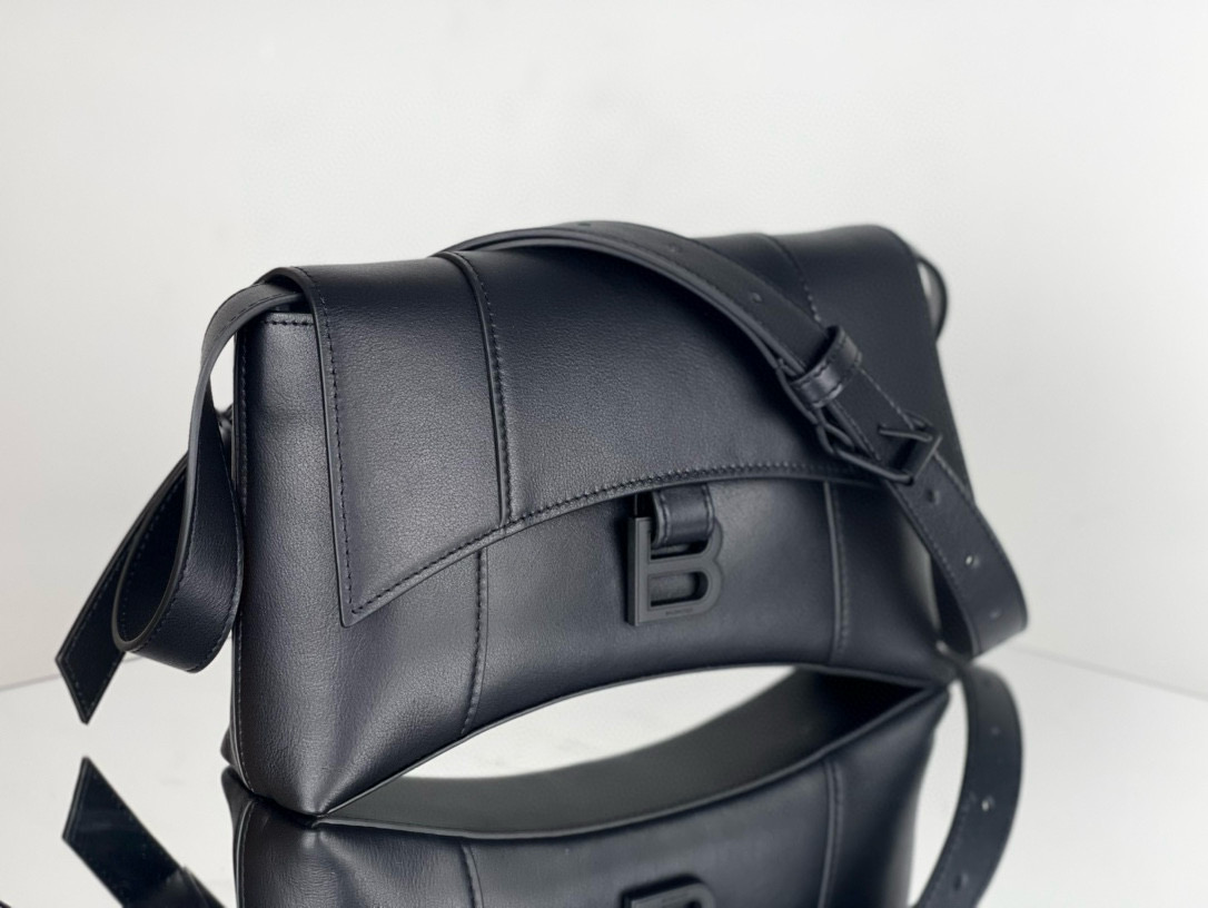 29CM Balenciag 巴黎世家 𝗛𝗼𝘂𝗿𝗴𝗹𝗮𝘀𝘀 沙漏 标志性浮雕品牌 可调节 牛皮 单肩 斜挎 手提包 男女款  黑色