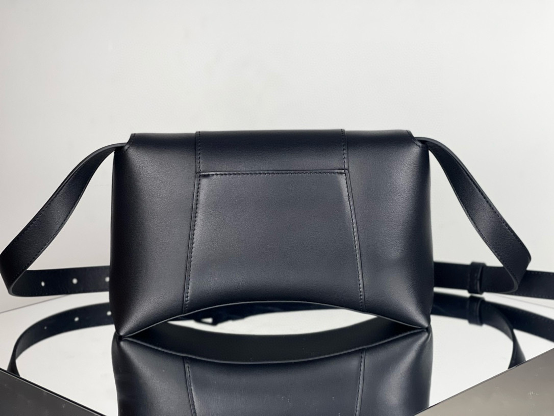 29CM Balenciag 巴黎世家 𝗛𝗼𝘂𝗿𝗴𝗹𝗮𝘀𝘀 沙漏 标志性浮雕品牌 可调节 牛皮 单肩 斜挎 手提包 男女款  黑色