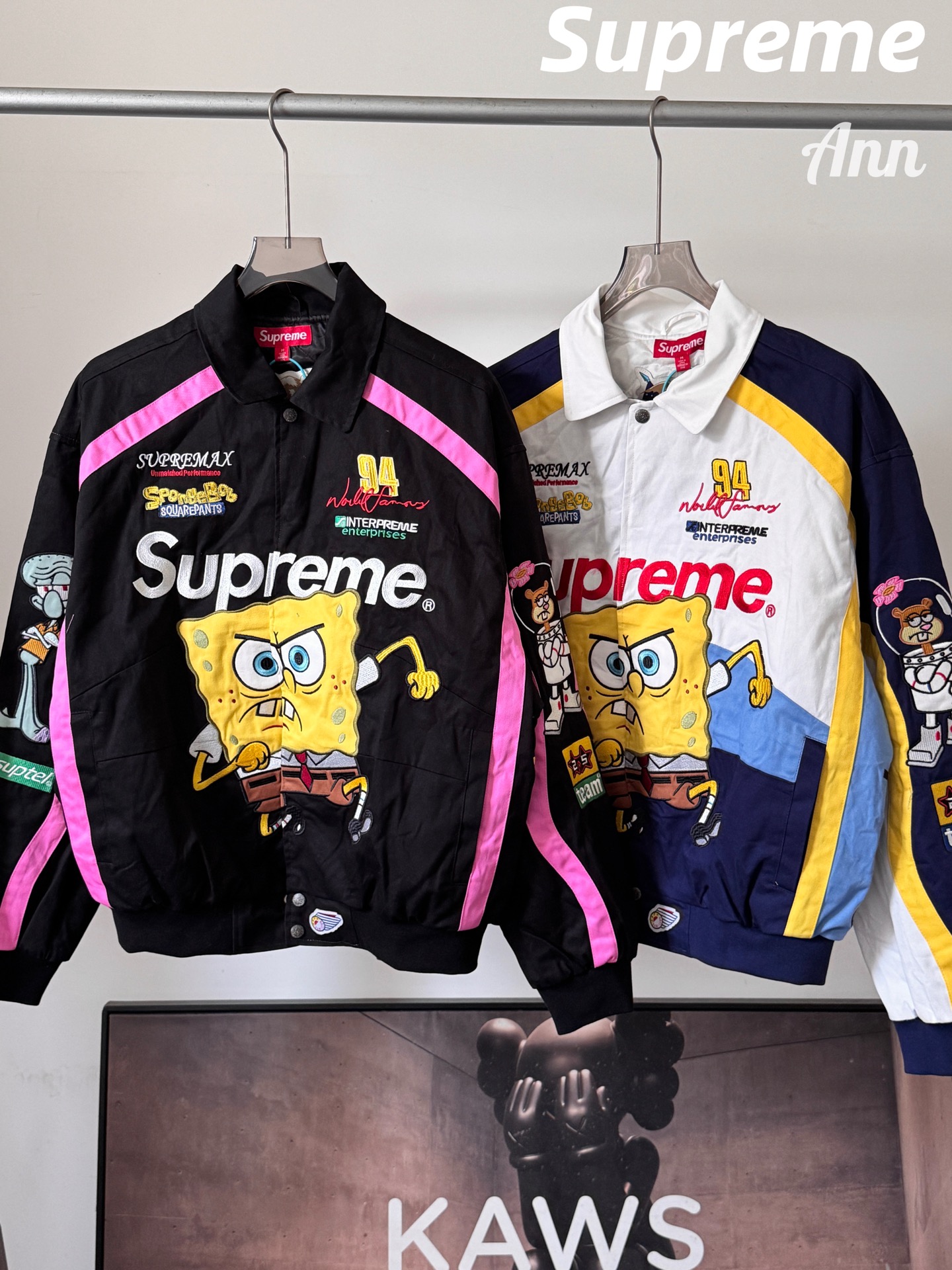 Supreme 海绵宝宝 联名款 海绵宝宝印花图案刺绣徽标赛车夹克 男女同款B0  SUP-SS25-046