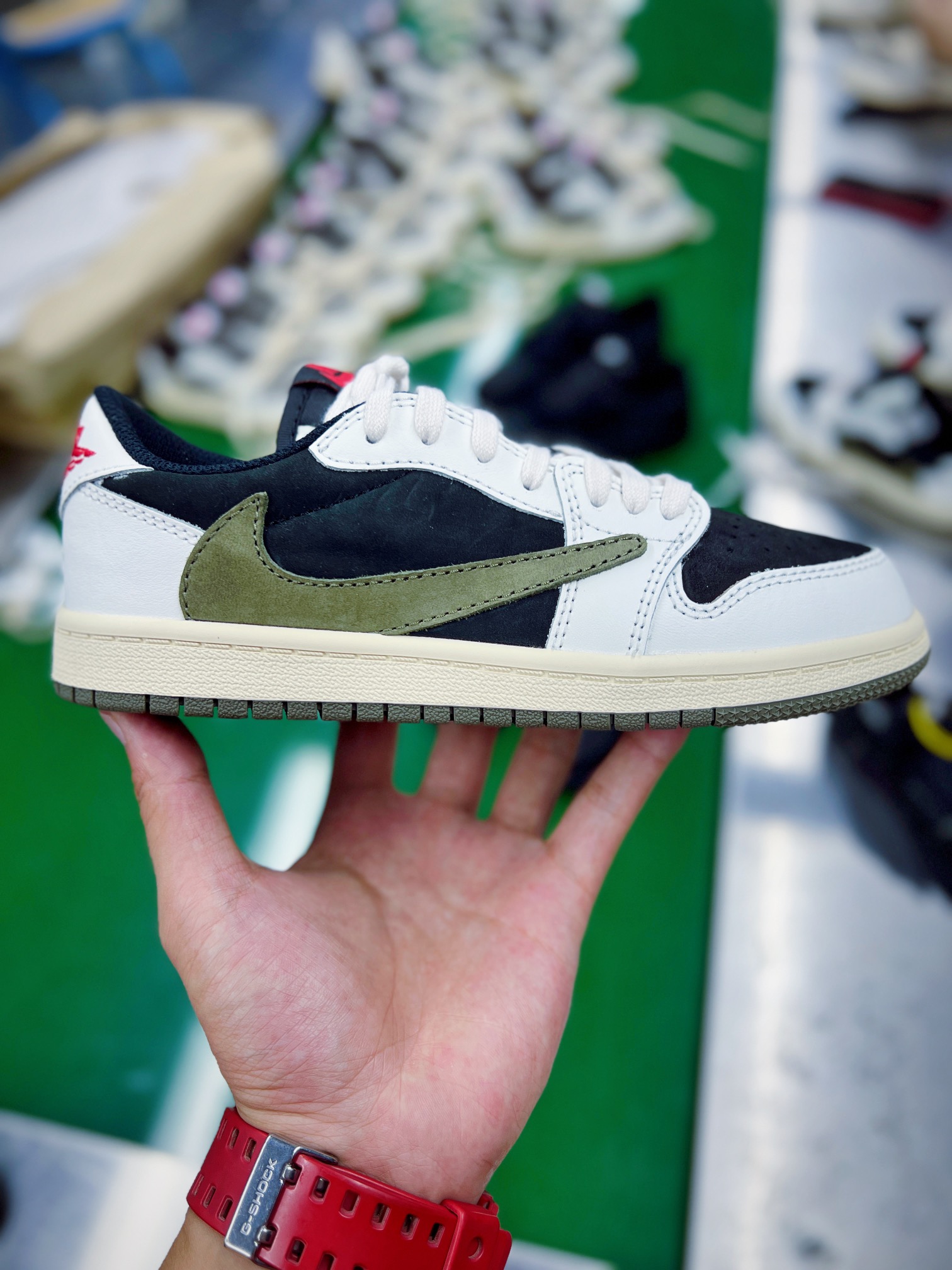 童鞋 Travis Scott x Air Jordan AJ1 Low OG TS 联名 倒钩低帮  复古休闲 板鞋 中童鞋 黑绿5.0 DZ5909-106