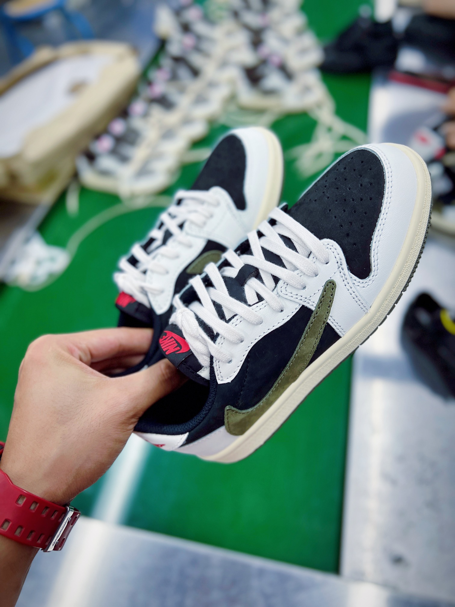 童鞋 Travis Scott x Air Jordan AJ1 Low OG TS 联名 倒钩低帮  复古休闲 板鞋 中童鞋 黑绿5.0 DZ5909-106