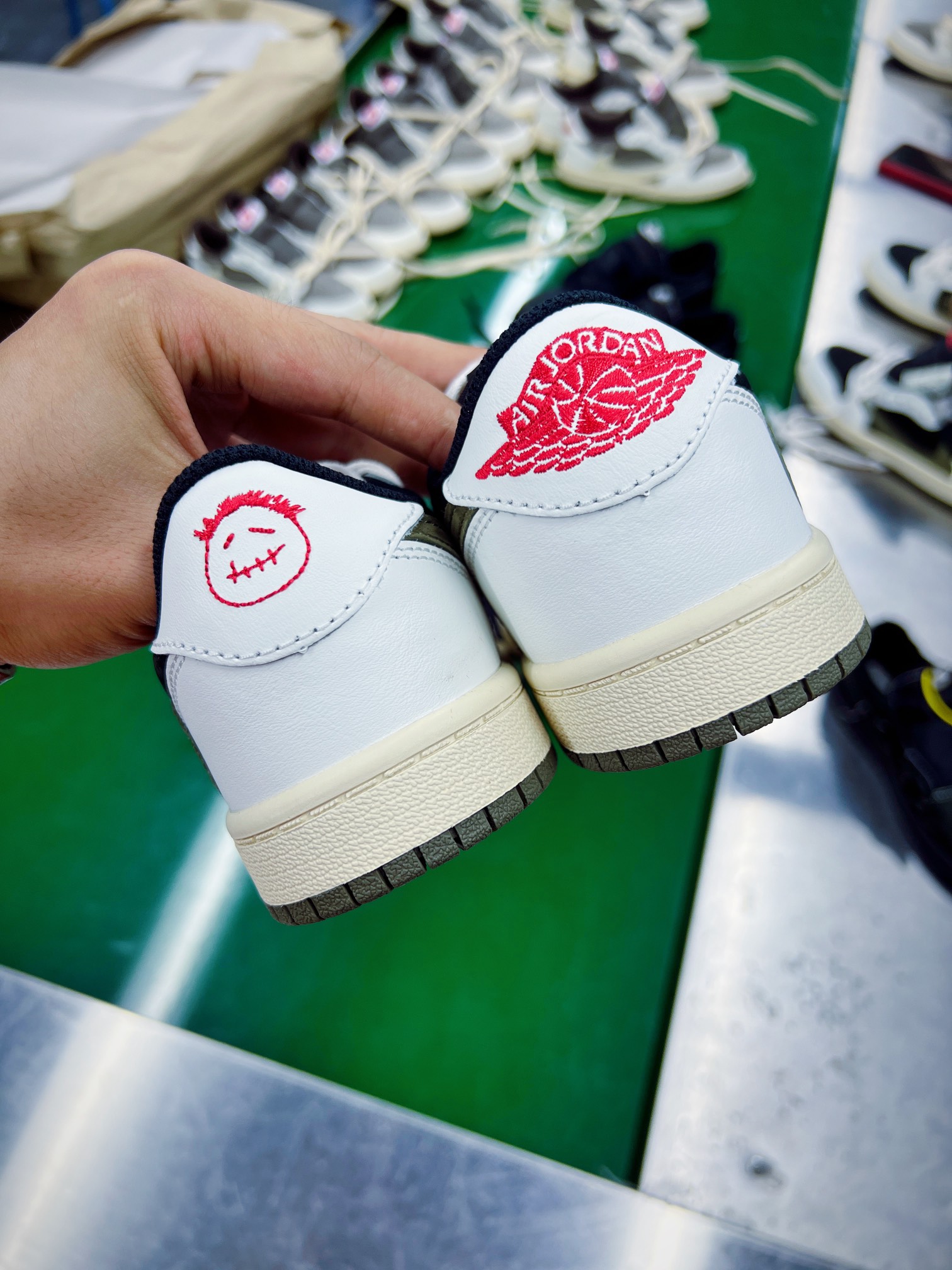 童鞋 Travis Scott x Air Jordan AJ1 Low OG TS 联名 倒钩低帮  复古休闲 板鞋 中童鞋 黑绿5.0 DZ5909-106