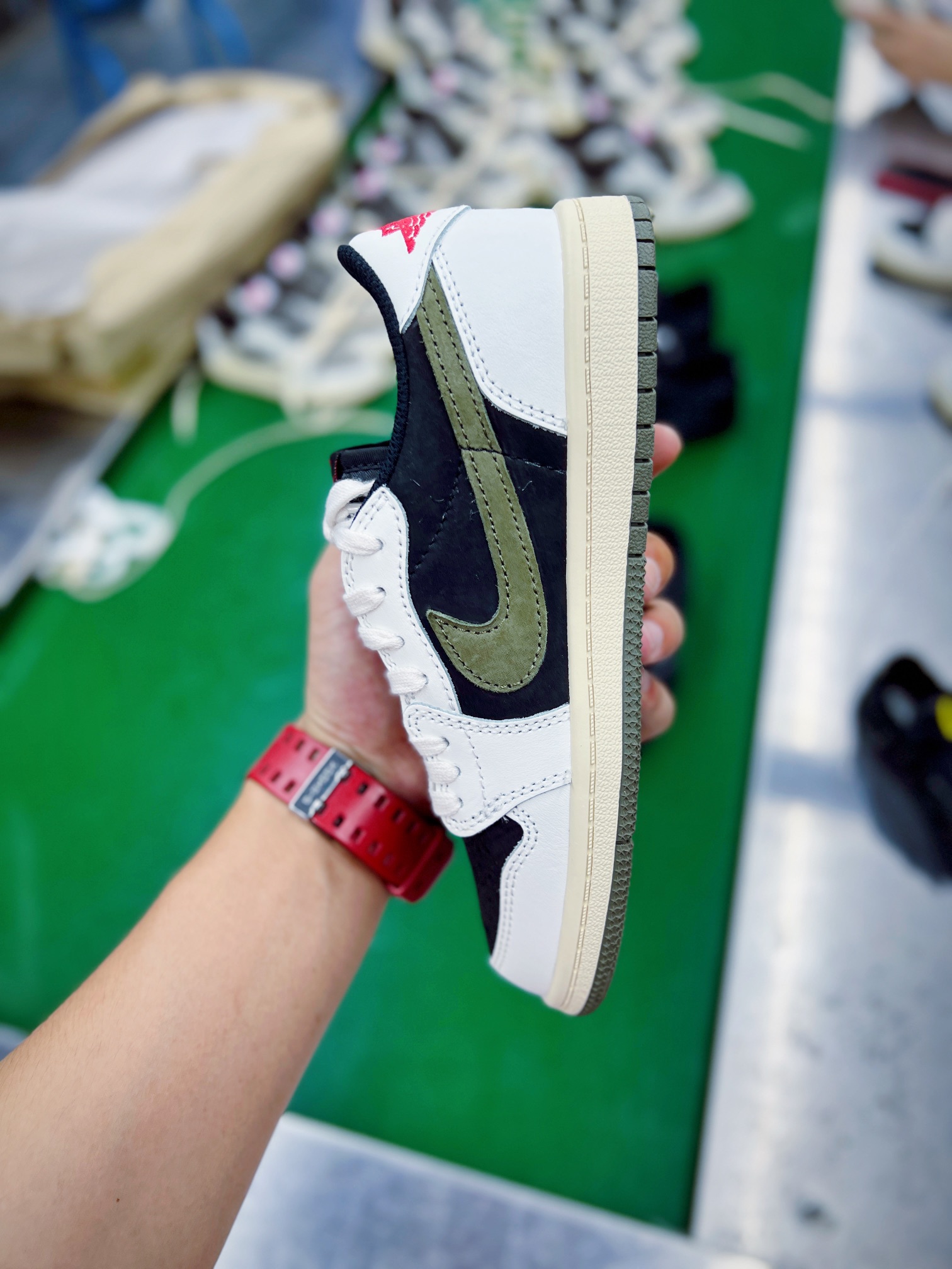 童鞋 Travis Scott x Air Jordan AJ1 Low OG TS 联名 倒钩低帮  复古休闲 板鞋 中童鞋 黑绿5.0 DZ5909-106