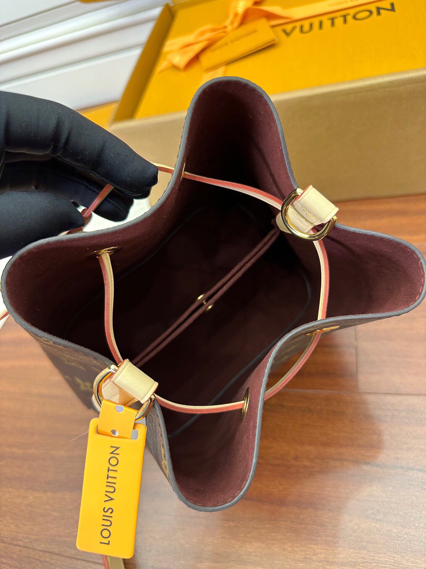  LOUIS VUITTON  Neonoe BB  经典老花满印拉链开合 水桶包 托特包 单肩包 斜挎包 手提包  男女同款  棕色 M46581