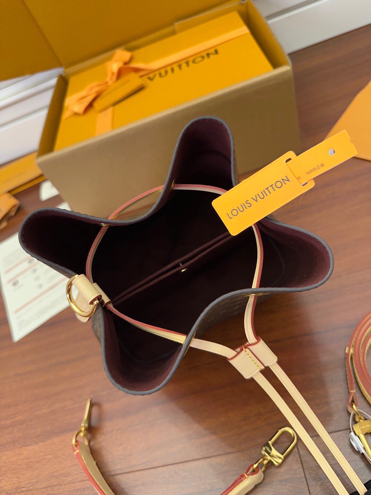  LOUIS VUITTON  Neonoe BB  经典老花满印拉链开合 水桶包 托特包 单肩包 斜挎包 手提包  男女同款  棕色 M46581