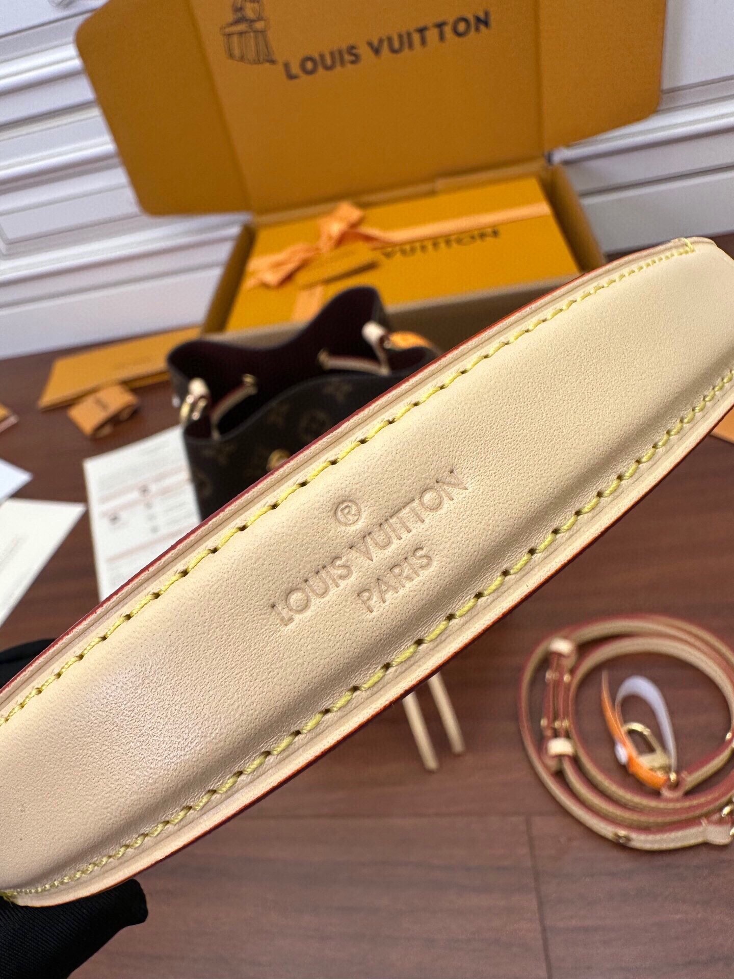  LOUIS VUITTON  Neonoe BB  经典老花满印拉链开合 水桶包 托特包 单肩包 斜挎包 手提包  男女同款  棕色 M46581