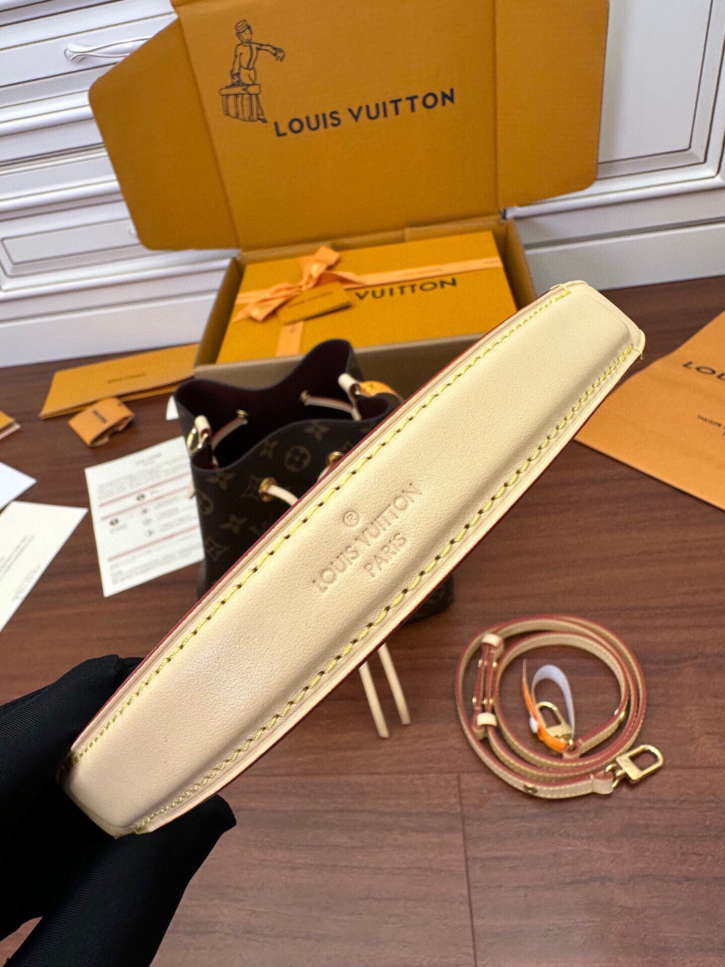  LOUIS VUITTON  Neonoe BB  经典老花满印拉链开合 水桶包 托特包 单肩包 斜挎包 手提包  男女同款  棕色 M46581