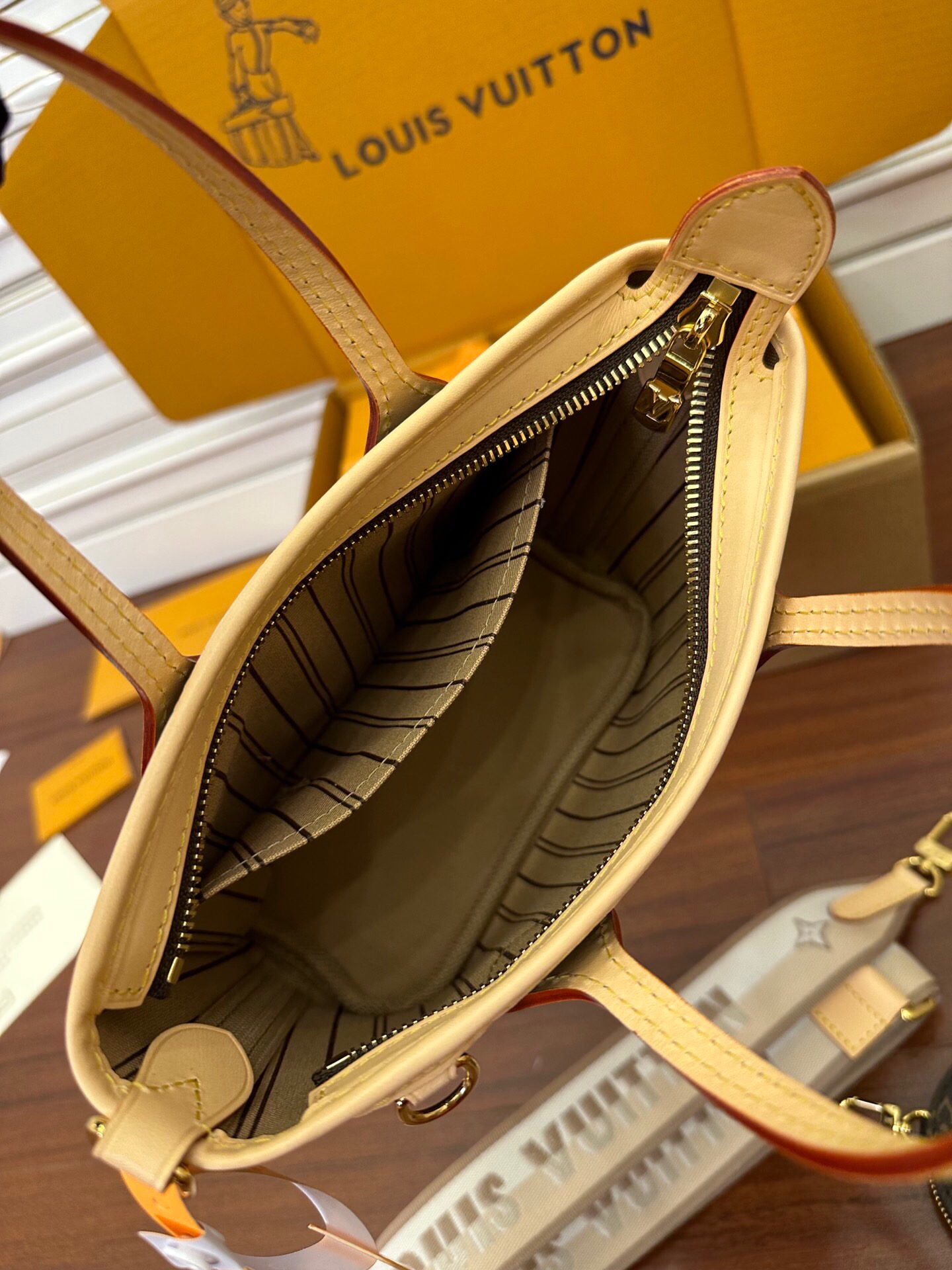  LOUIS VUITTON  Neverfull 经典老花满印拉链 可拆卸肩带  水桶包 托特包 单肩包 斜挎包 手提包  男女同款  棕色 M46705