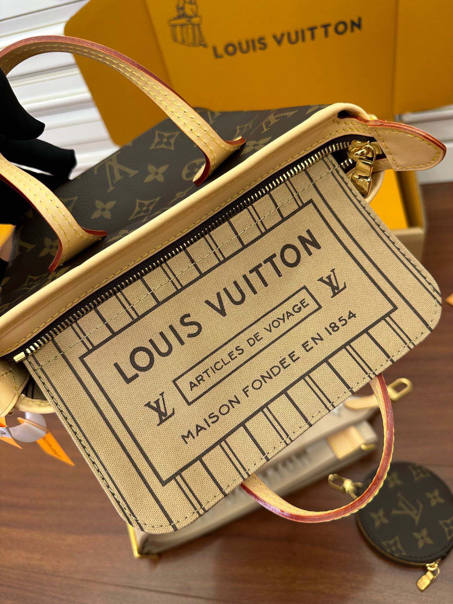  LOUIS VUITTON  Neverfull 经典老花满印拉链 可拆卸肩带  水桶包 托特包 单肩包 斜挎包 手提包  男女同款  棕色 M46705