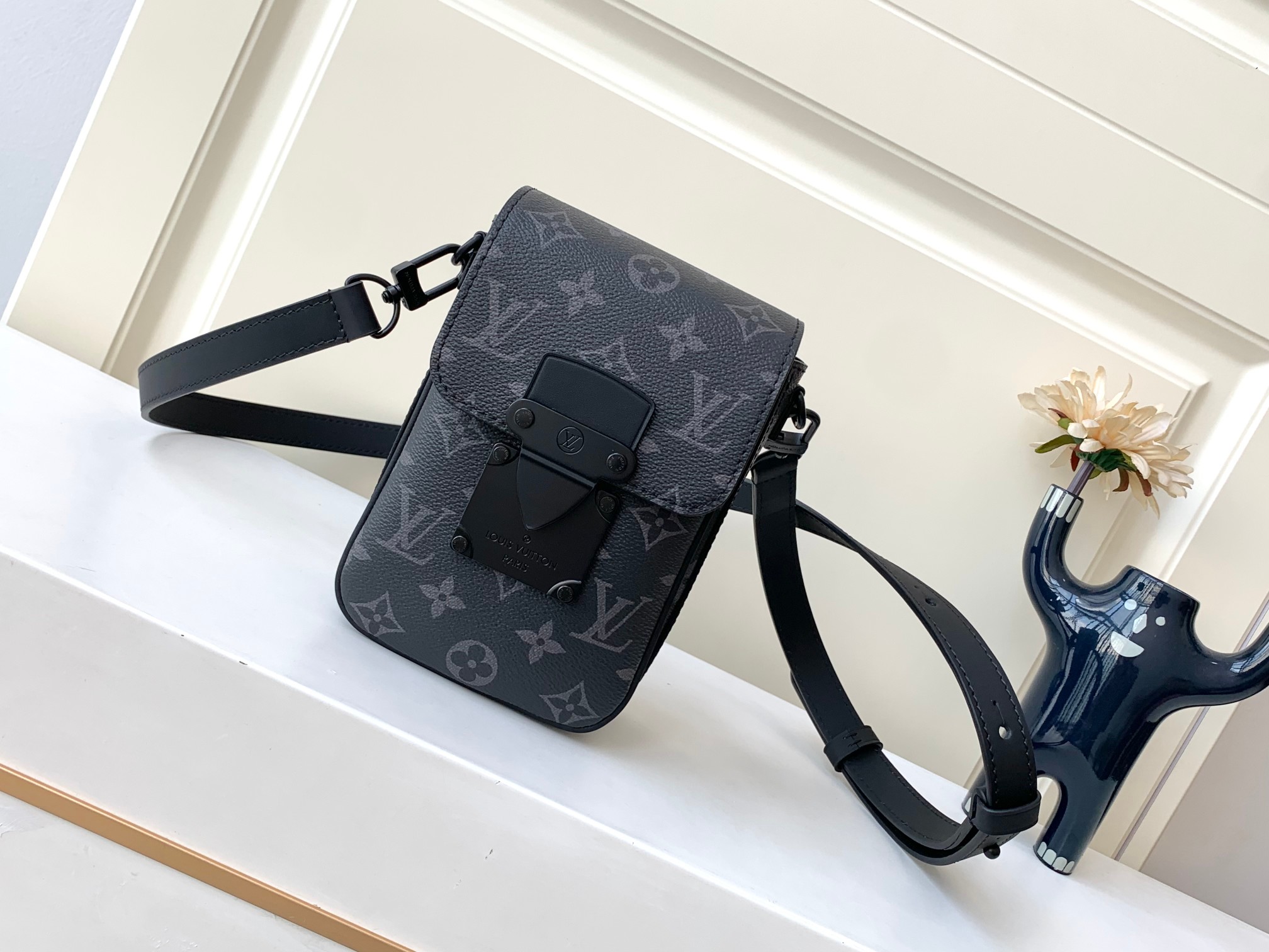  LOUIS VUITTON 路易威登  LV 满印钩扣开合压纹皮革 托特包 斜挎包 单肩包 手提包 黑色 M82252