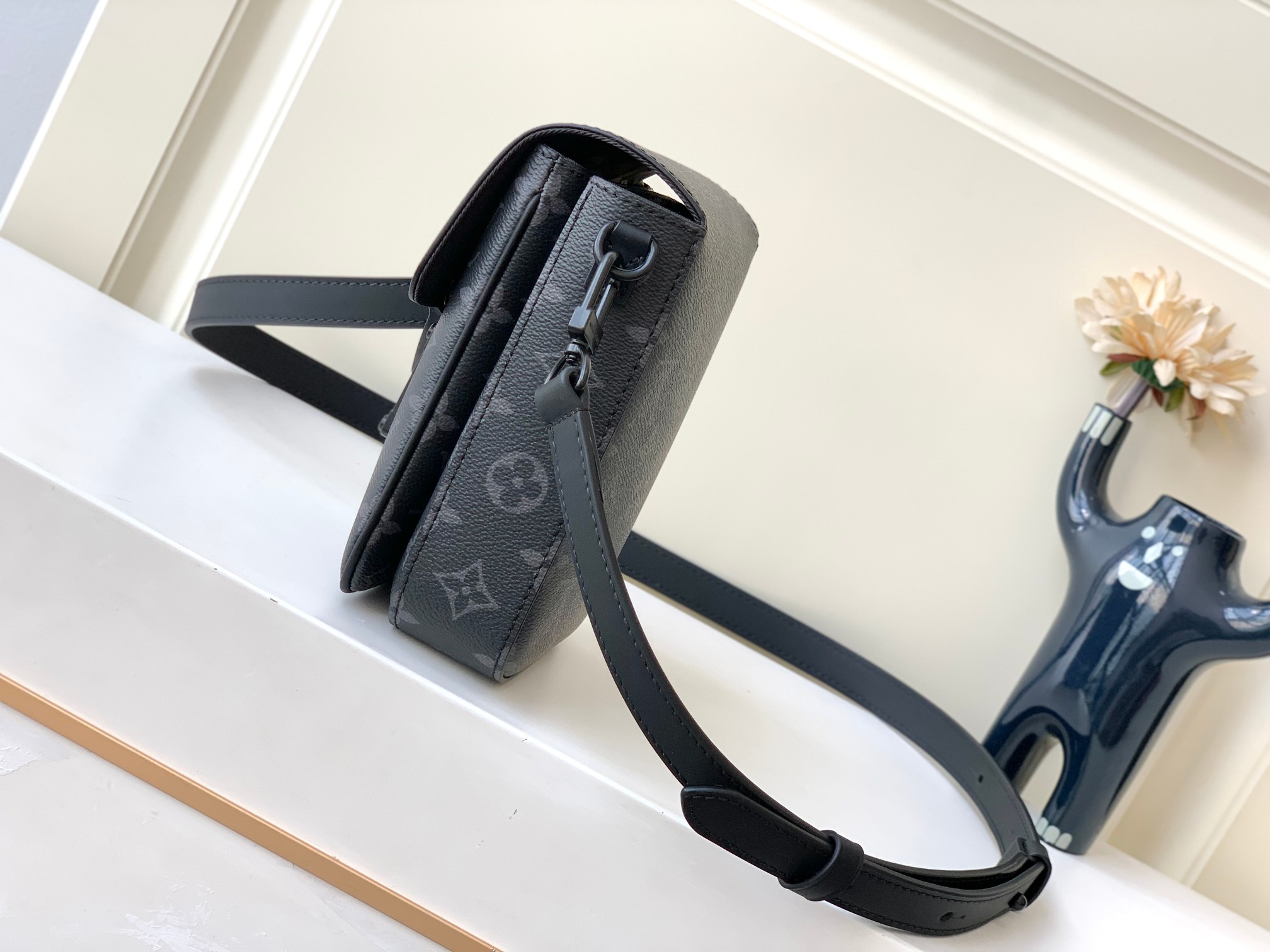  LOUIS VUITTON 路易威登  LV 满印钩扣开合压纹皮革 托特包 斜挎包 单肩包 手提包 黑色 M82252