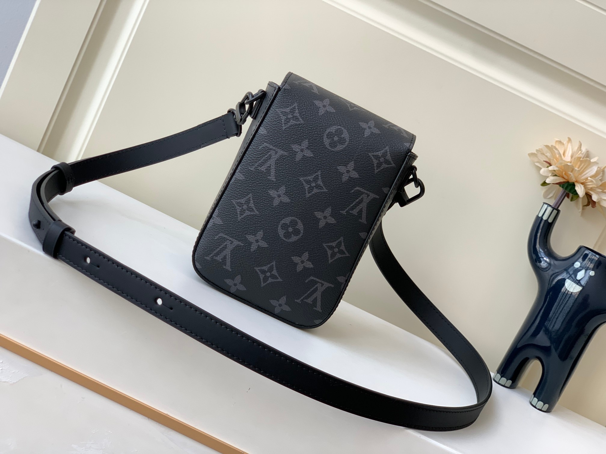  LOUIS VUITTON 路易威登  LV 满印钩扣开合压纹皮革 托特包 斜挎包 单肩包 手提包 黑色 M82252