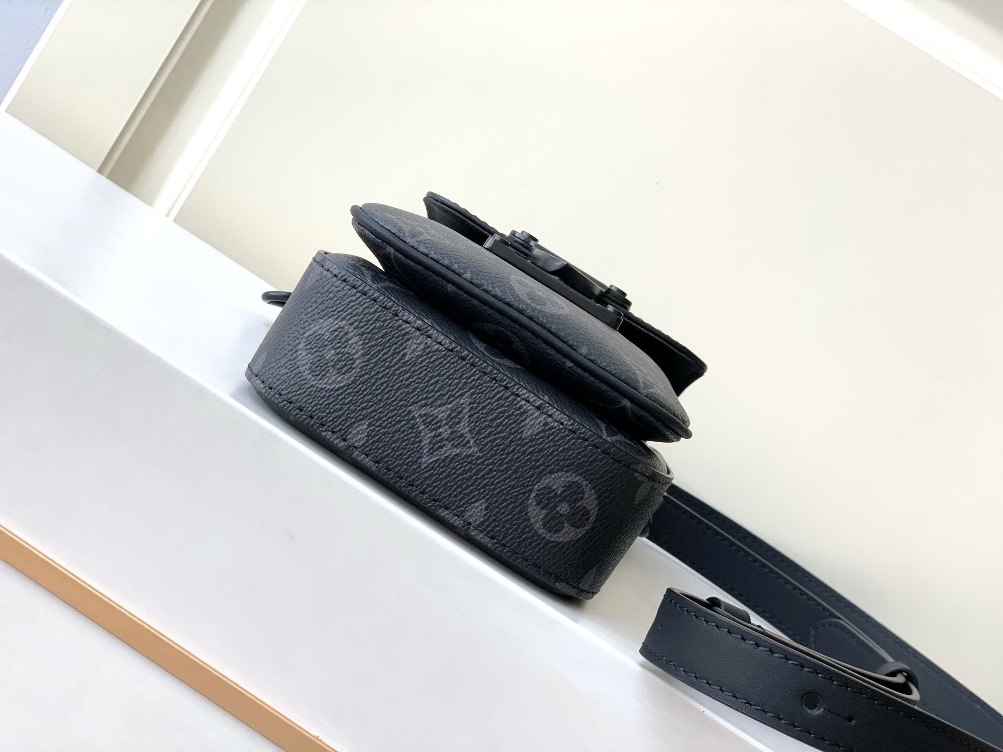  LOUIS VUITTON 路易威登  LV 满印钩扣开合压纹皮革 托特包 斜挎包 单肩包 手提包 黑色 M82252