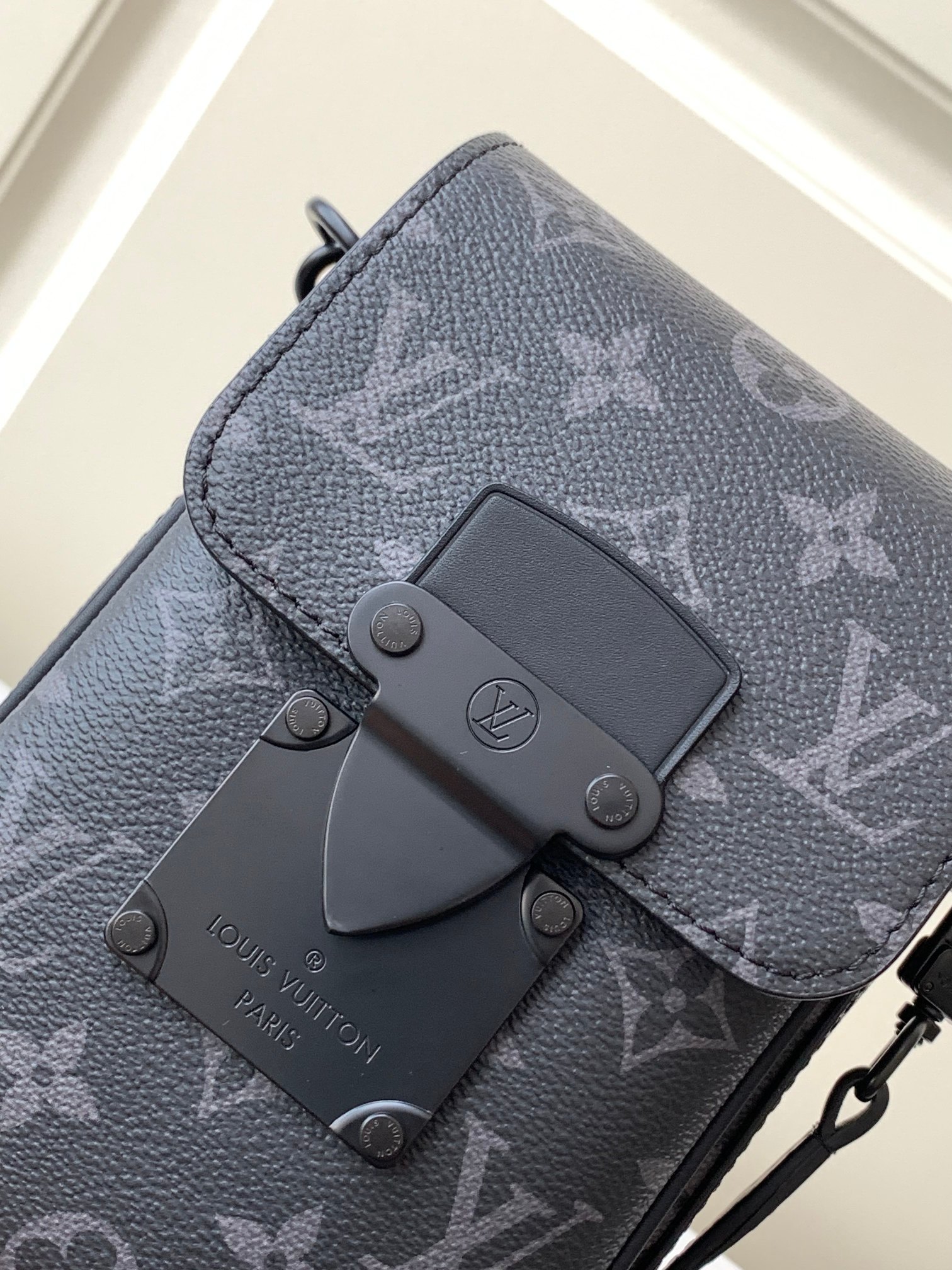  LOUIS VUITTON 路易威登  LV 满印钩扣开合压纹皮革 托特包 斜挎包 单肩包 手提包 黑色 M82252